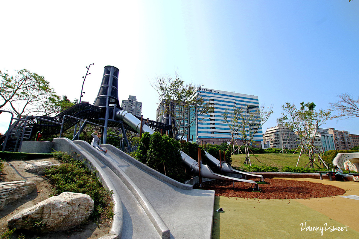 台北特色公園》華山大草原遊戲場｜中央藝文公園～超狂乾濕兩玩大沙坑 x 煙囪遊戲塔溜滑梯 x 滑索、鞦韆、大草坪～華山文創園區後方超好玩免費景點｜捷運善導寺站｜捷運板南線親子景點推薦 @兔兒毛毛姊妹花