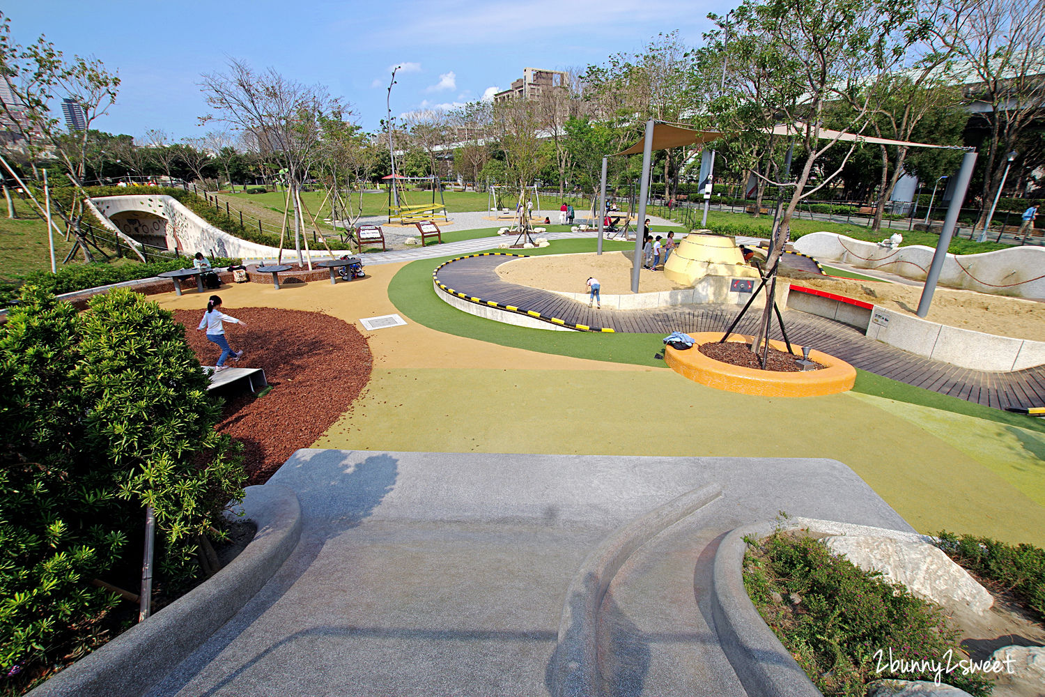 台北特色公園》華山大草原遊戲場｜中央藝文公園～超狂乾濕兩玩大沙坑 x 煙囪遊戲塔溜滑梯 x 滑索、鞦韆、大草坪～華山文創園區後方超好玩免費景點｜捷運善導寺站｜捷運板南線親子景點推薦 @兔兒毛毛姊妹花