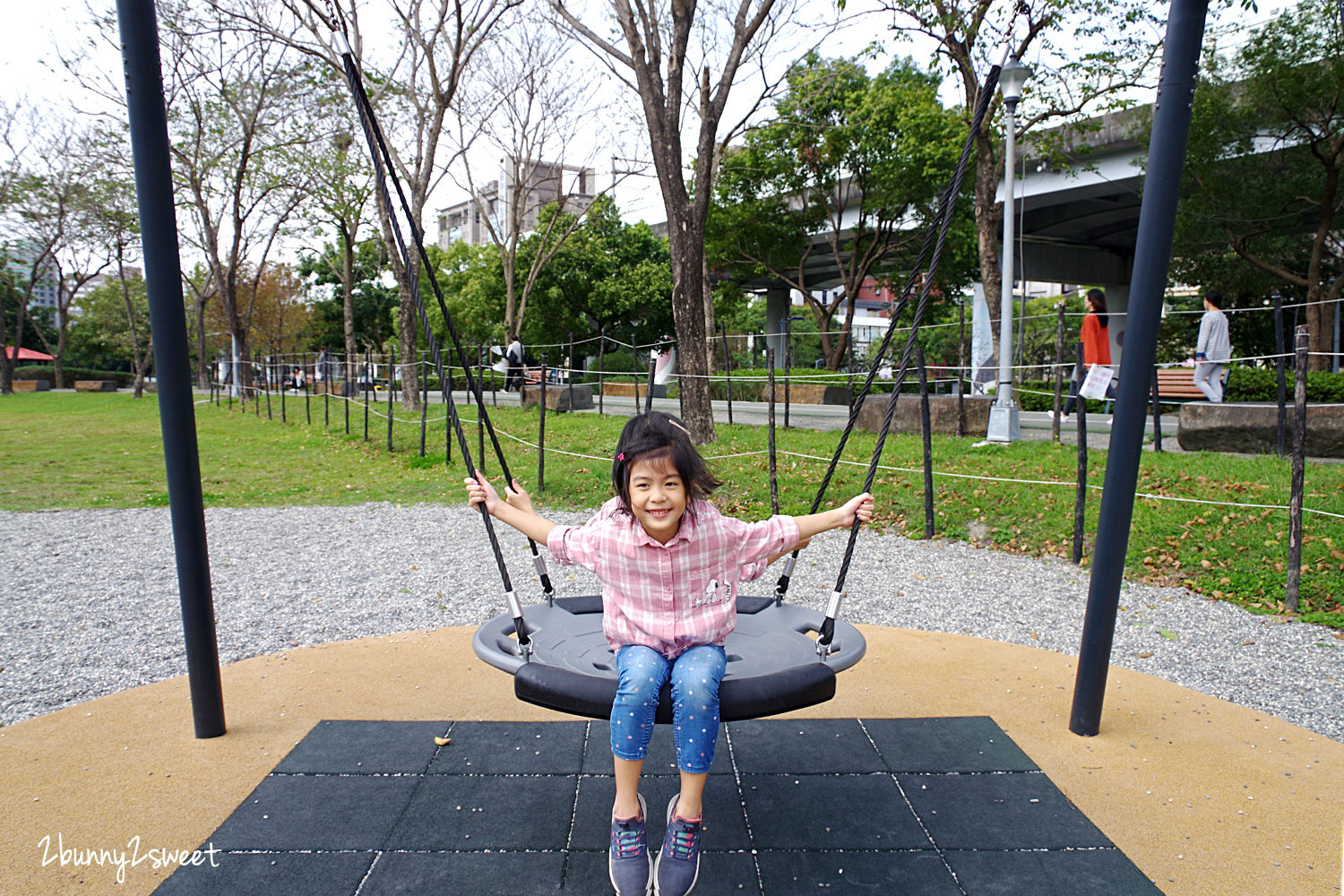 台北特色公園》華山大草原遊戲場｜中央藝文公園～超狂乾濕兩玩大沙坑 x 煙囪遊戲塔溜滑梯 x 滑索、鞦韆、大草坪～華山文創園區後方超好玩免費景點｜捷運善導寺站｜捷運板南線親子景點推薦 @兔兒毛毛姊妹花