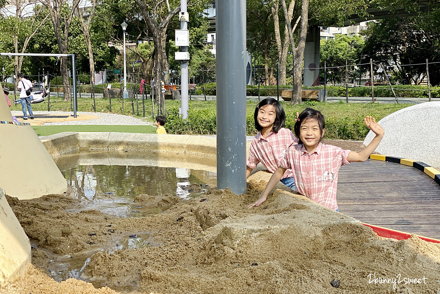 台北特色公園》華山大草原遊戲場｜中央藝文公園～超狂乾濕兩玩大沙坑 x 煙囪遊戲塔溜滑梯 x 滑索、鞦韆、大草坪～華山文創園區後方超好玩免費景點｜捷運善導寺站｜捷運板南線親子景點推薦 @兔兒毛毛姊妹花