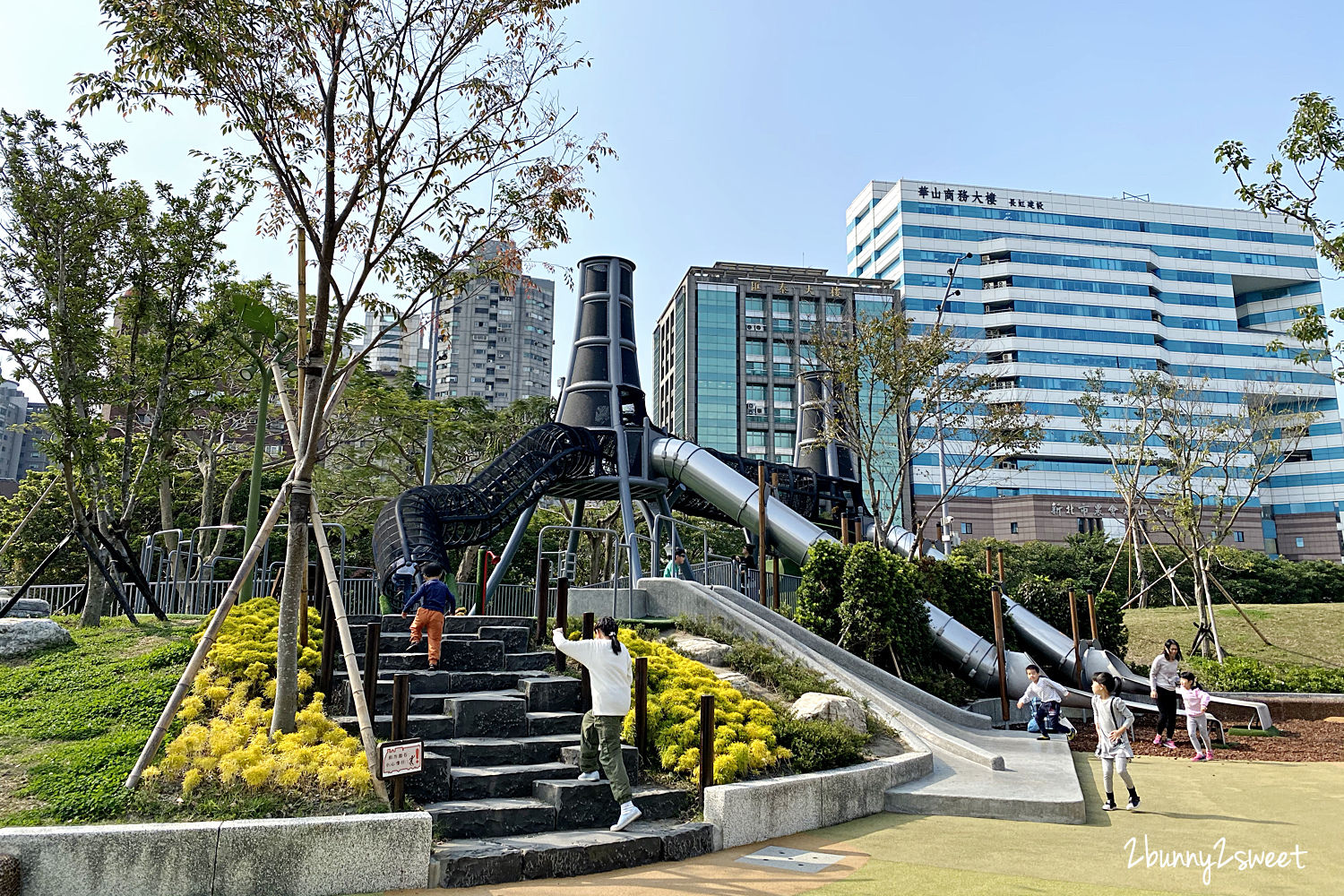 台北特色公園》華山大草原遊戲場｜中央藝文公園～超狂乾濕兩玩大沙坑 x 煙囪遊戲塔溜滑梯 x 滑索、鞦韆、大草坪～華山文創園區後方超好玩免費景點｜捷運善導寺站｜捷運板南線親子景點推薦 @兔兒毛毛姊妹花