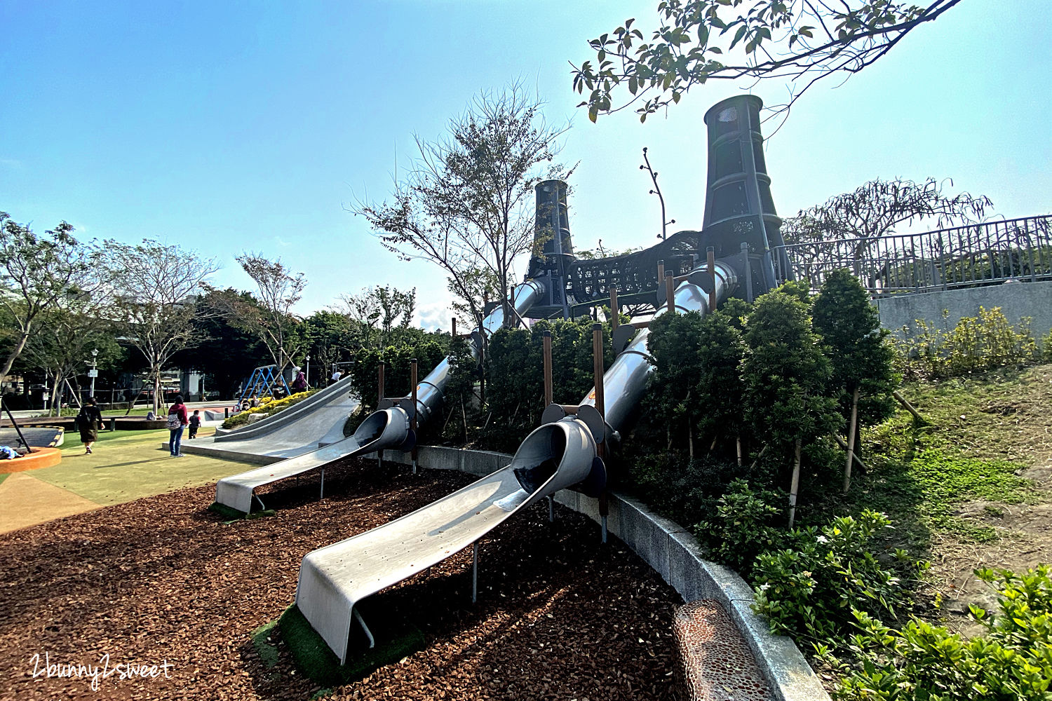 台北特色公園》華山大草原遊戲場｜中央藝文公園～超狂乾濕兩玩大沙坑 x 煙囪遊戲塔溜滑梯 x 滑索、鞦韆、大草坪～華山文創園區後方超好玩免費景點｜捷運善導寺站｜捷運板南線親子景點推薦 @兔兒毛毛姊妹花