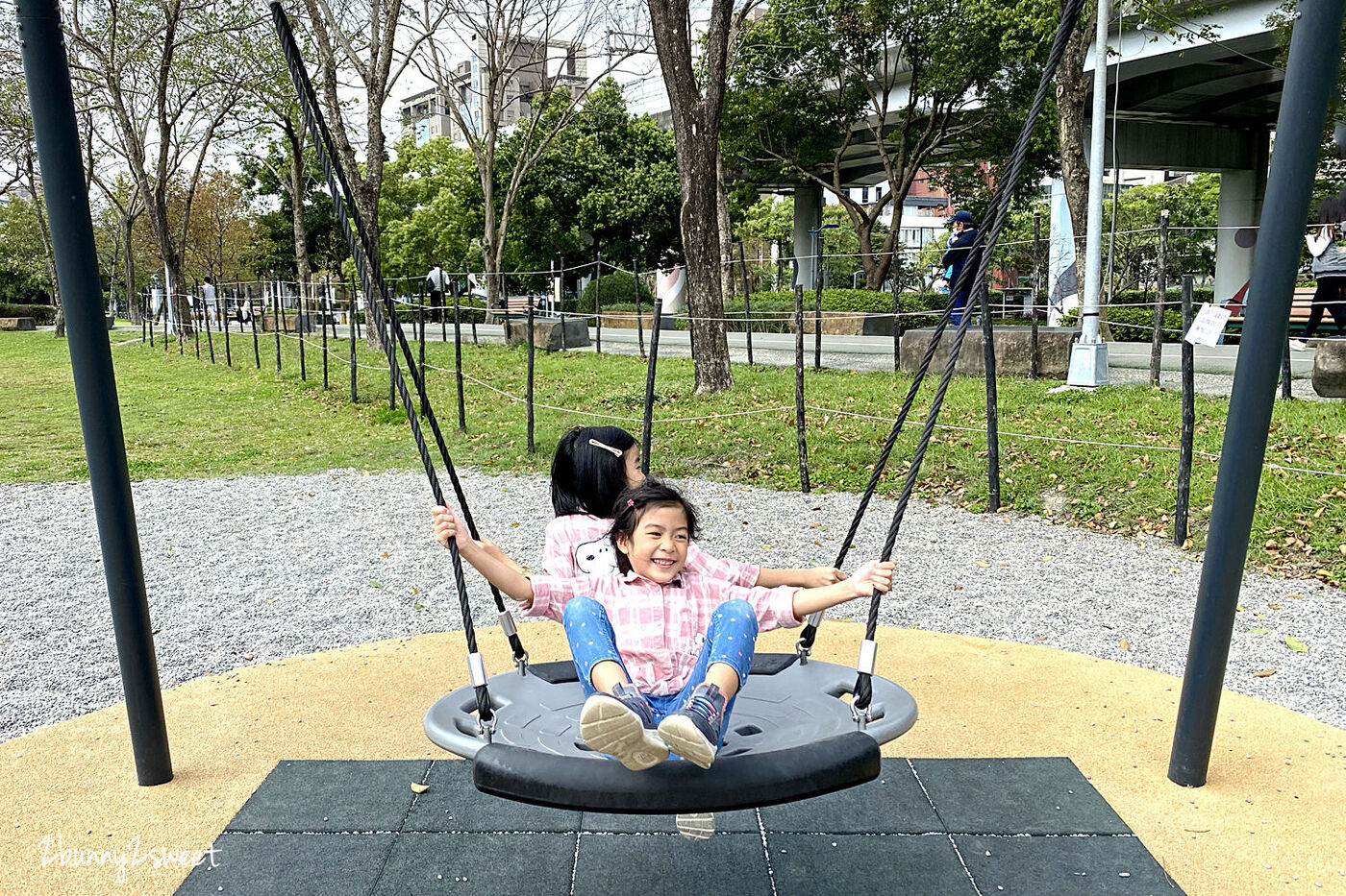 台北特色公園》華山大草原遊戲場｜中央藝文公園～超狂乾濕兩玩大沙坑 x 煙囪遊戲塔溜滑梯 x 滑索、鞦韆、大草坪～華山文創園區後方超好玩免費景點｜捷運善導寺站｜捷運板南線親子景點推薦 @兔兒毛毛姊妹花