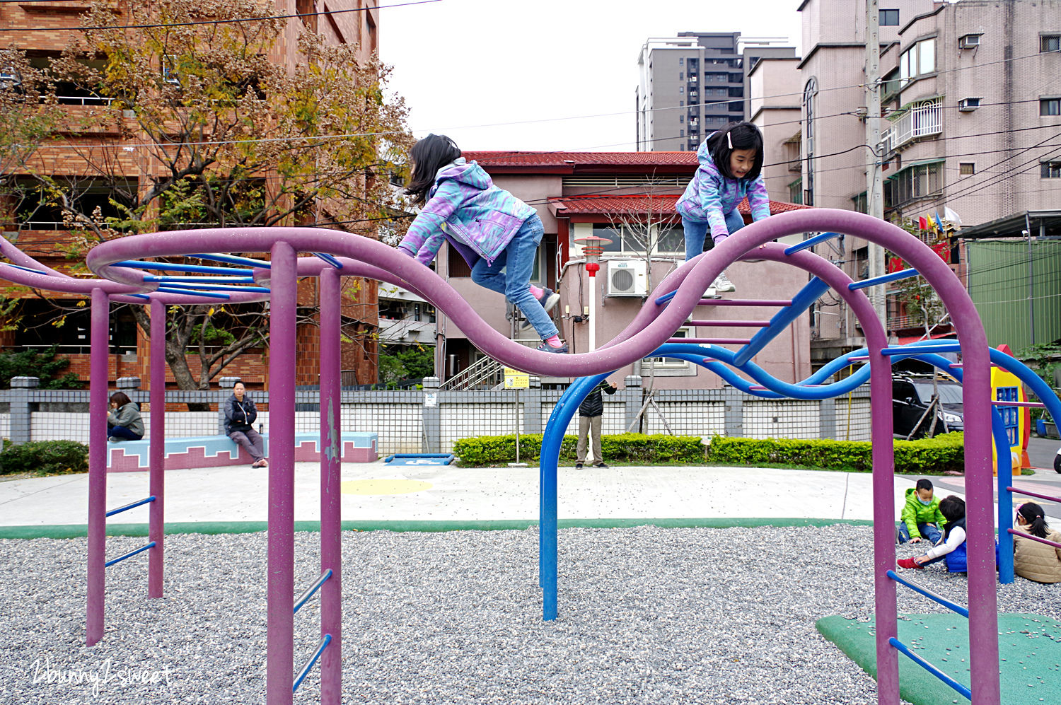 新北特色公園》東昇公園 太空冒險主題兒童遊戲場～結合彩虹攀爬網、旋轉滑梯、磨石子滑梯的大飛碟，還有盪鞦韆、乾濕兩玩大沙坑～新北樹林免費遛小孩好去處｜特色溜滑梯｜台北免費親子景點 @兔兒毛毛姊妹花