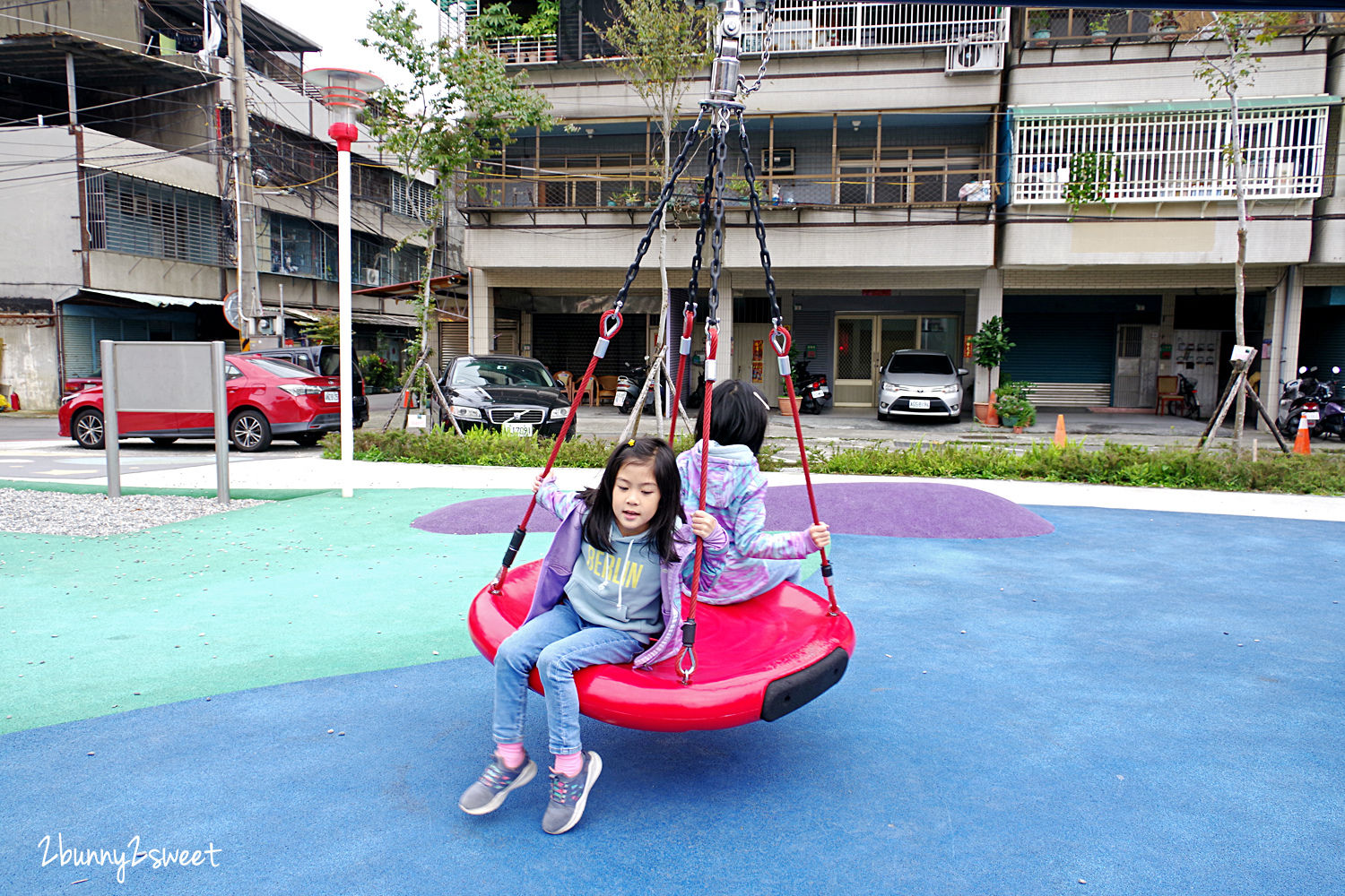 新北特色公園》東昇公園 太空冒險主題兒童遊戲場～結合彩虹攀爬網、旋轉滑梯、磨石子滑梯的大飛碟，還有盪鞦韆、乾濕兩玩大沙坑～新北樹林免費遛小孩好去處｜特色溜滑梯｜台北免費親子景點 @兔兒毛毛姊妹花