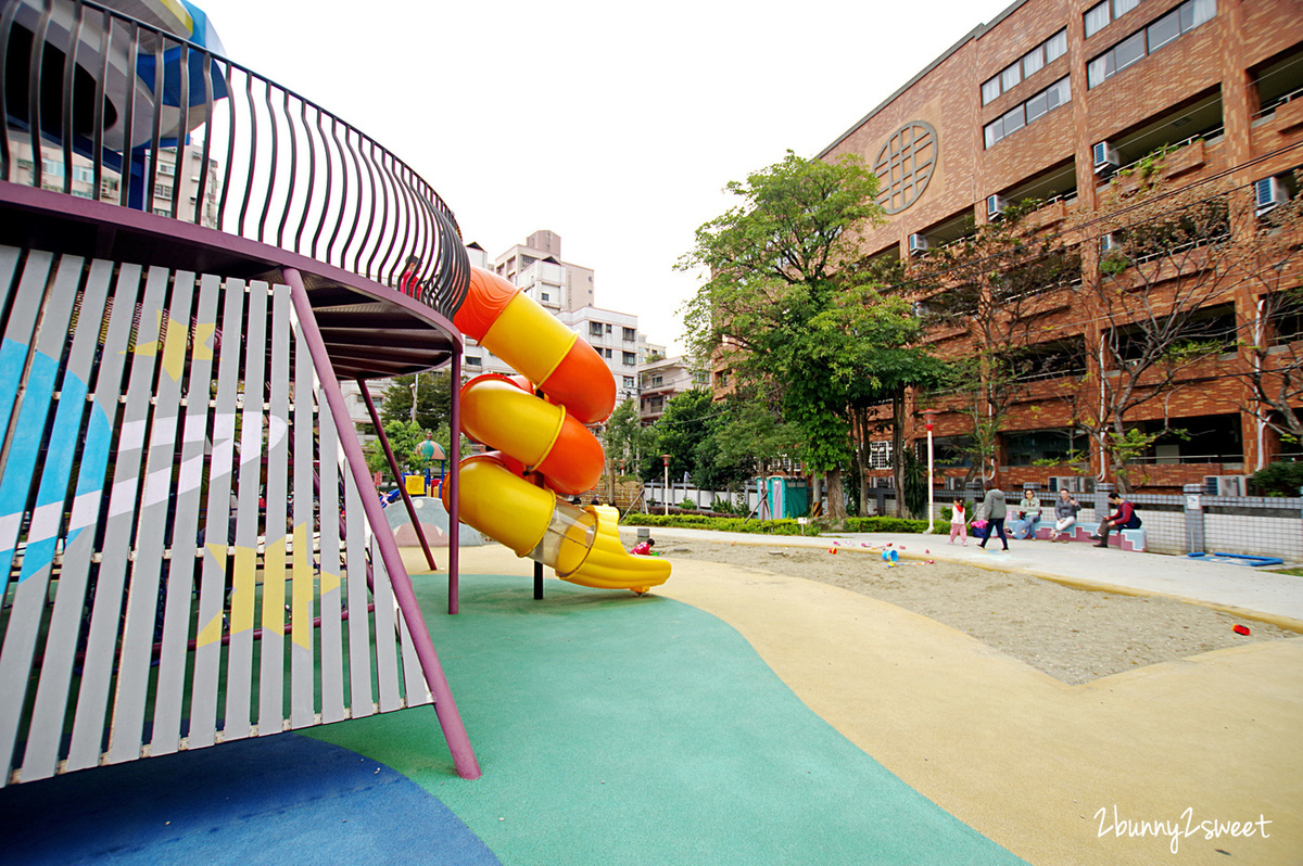 新北特色公園》東昇公園 太空冒險主題兒童遊戲場～結合彩虹攀爬網、旋轉滑梯、磨石子滑梯的大飛碟，還有盪鞦韆、乾濕兩玩大沙坑～新北樹林免費遛小孩好去處｜特色溜滑梯｜台北免費親子景點 @兔兒毛毛姊妹花