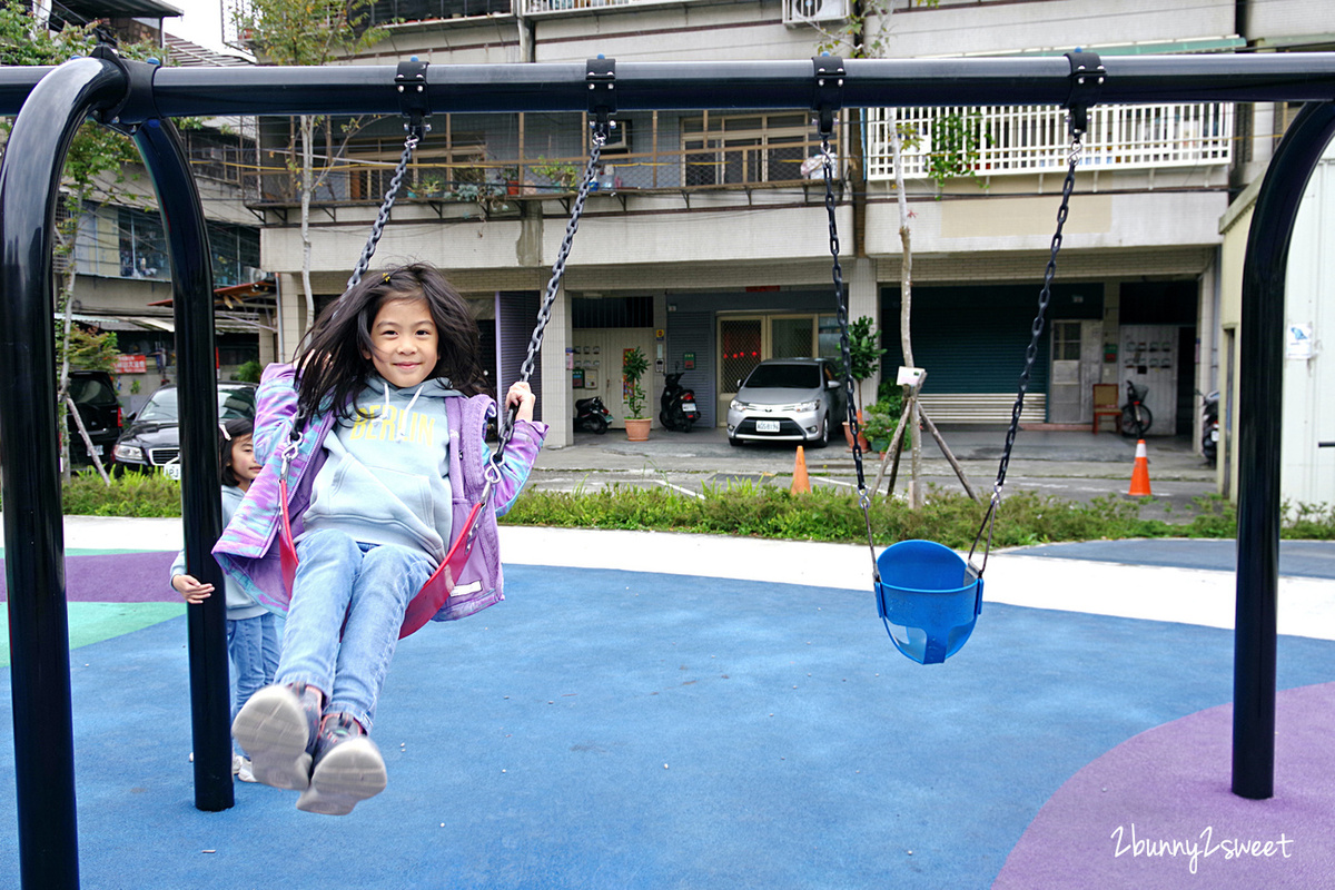 新北特色公園》東昇公園 太空冒險主題兒童遊戲場～結合彩虹攀爬網、旋轉滑梯、磨石子滑梯的大飛碟，還有盪鞦韆、乾濕兩玩大沙坑～新北樹林免費遛小孩好去處｜特色溜滑梯｜台北免費親子景點 @兔兒毛毛姊妹花