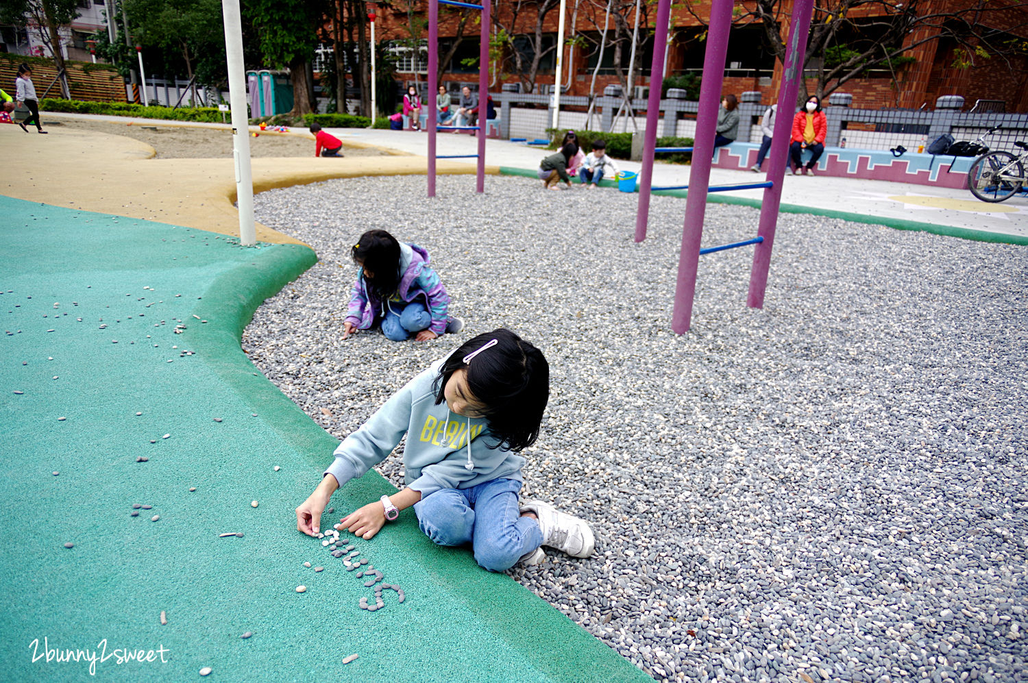 新北特色公園》東昇公園 太空冒險主題兒童遊戲場～結合彩虹攀爬網、旋轉滑梯、磨石子滑梯的大飛碟，還有盪鞦韆、乾濕兩玩大沙坑～新北樹林免費遛小孩好去處｜特色溜滑梯｜台北免費親子景點 @兔兒毛毛姊妹花