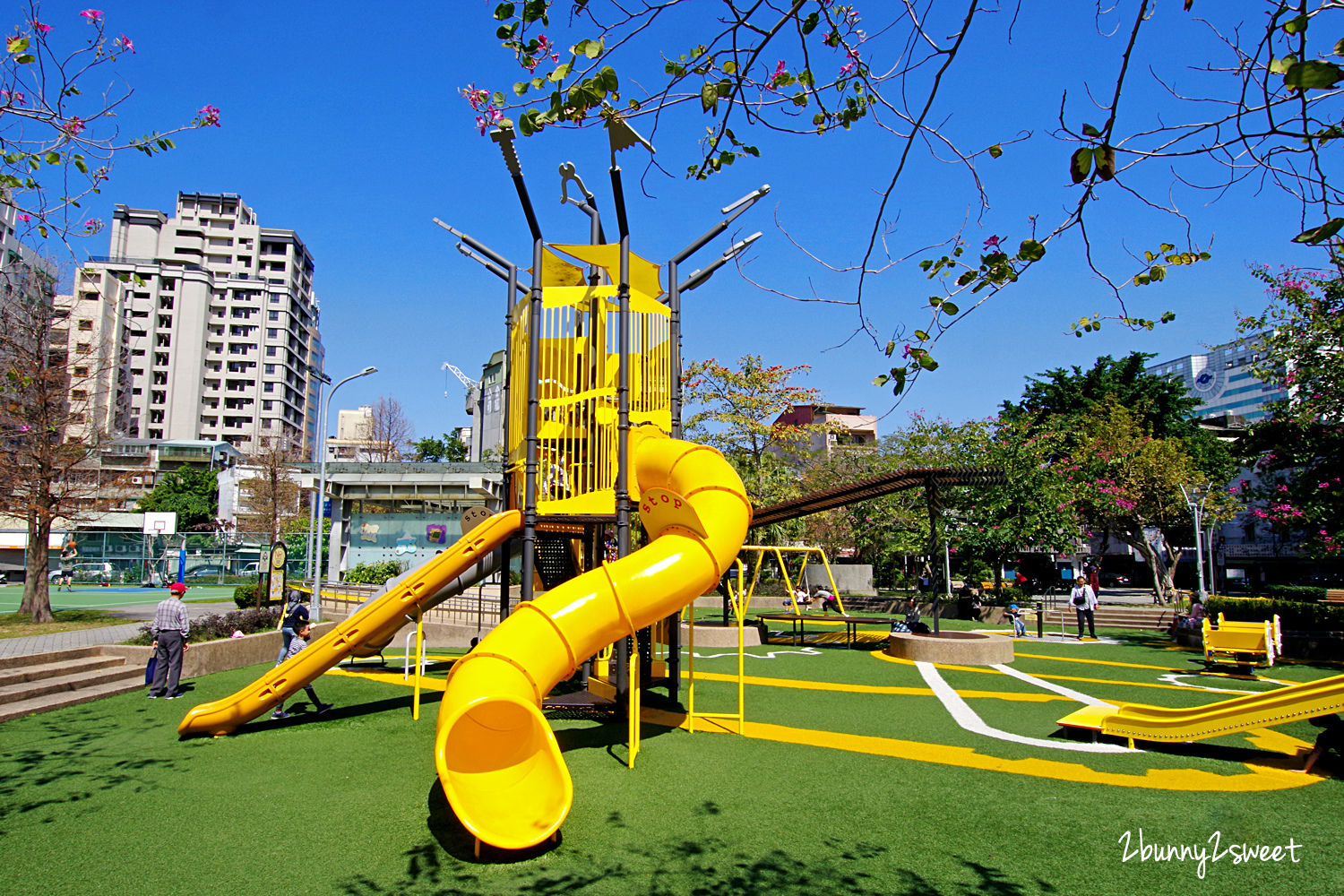 台北特色公園》建成公園 共融兒童遊戲場～超吸睛打鐵主題兩層樓造型溜滑梯、盪鞦韆、搖搖車、旋轉盤、滾輪滑梯～捷運中山站免費親子景點推薦｜捷運淡水信義線｜捷運松山南京線 @兔兒毛毛姊妹花