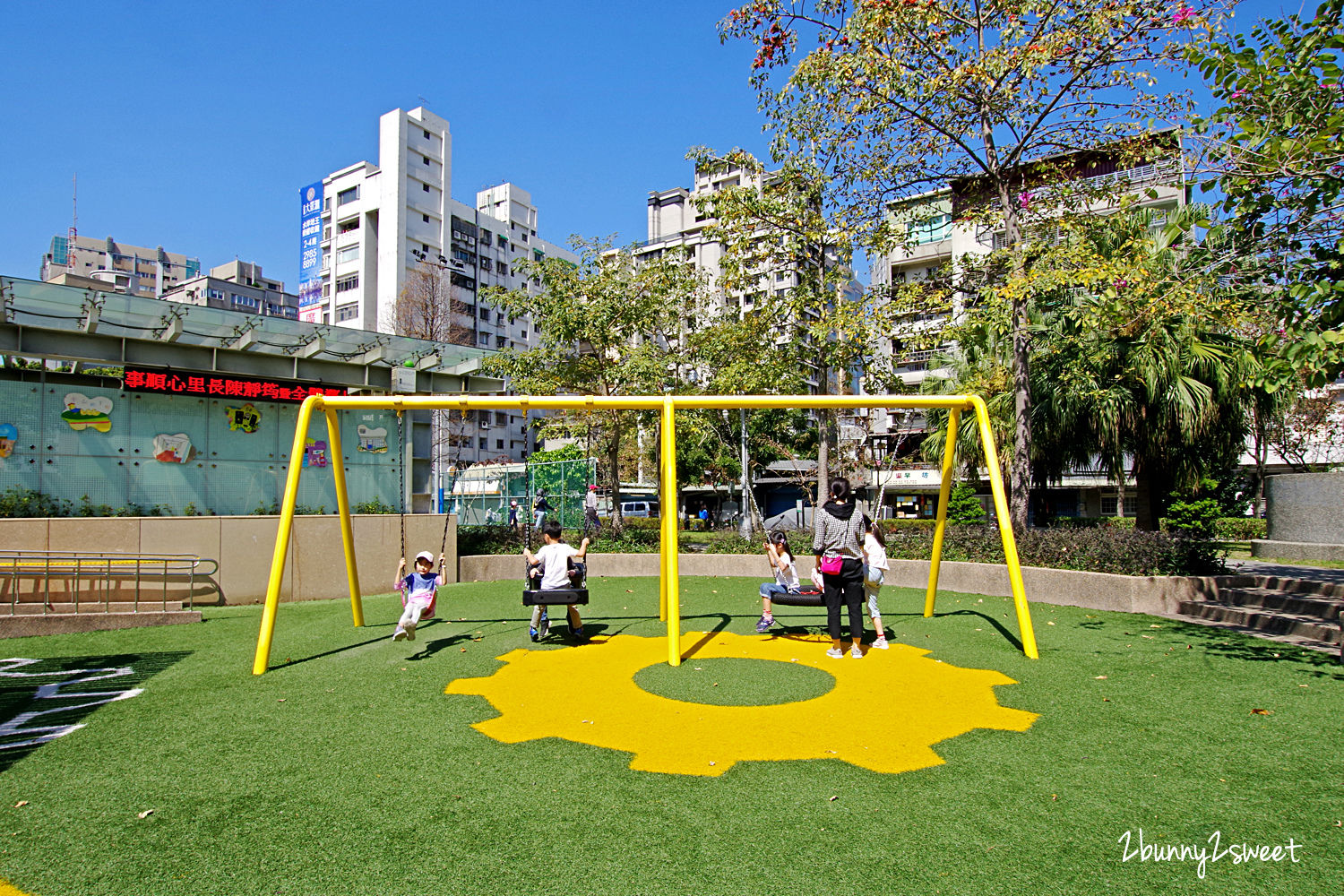 台北特色公園》建成公園 共融兒童遊戲場～超吸睛打鐵主題兩層樓造型溜滑梯、盪鞦韆、搖搖車、旋轉盤、滾輪滑梯～捷運中山站免費親子景點推薦｜捷運淡水信義線｜捷運松山南京線 @兔兒毛毛姊妹花