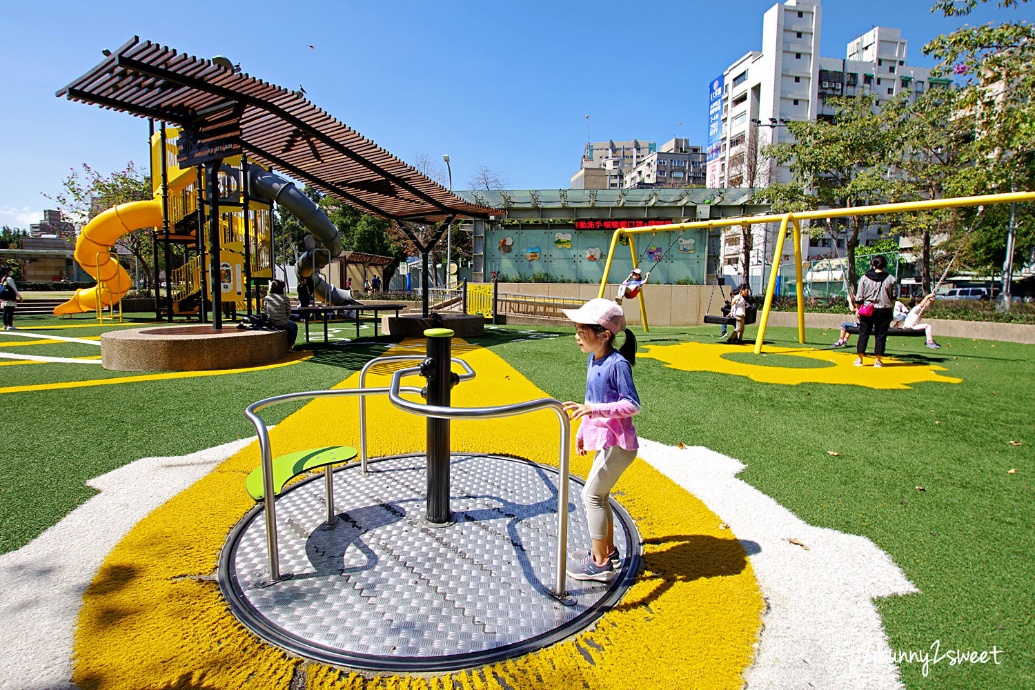 台北特色公園》建成公園 共融兒童遊戲場～超吸睛打鐵主題兩層樓造型溜滑梯、盪鞦韆、搖搖車、旋轉盤、滾輪滑梯～捷運中山站免費親子景點推薦｜捷運淡水信義線｜捷運松山南京線 @兔兒毛毛姊妹花