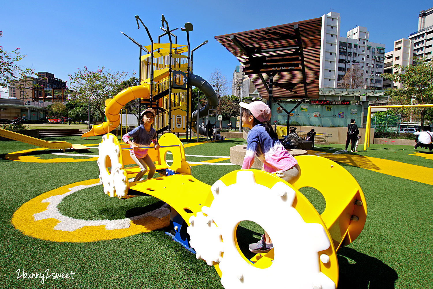 台北特色公園》建成公園 共融兒童遊戲場～超吸睛打鐵主題兩層樓造型溜滑梯、盪鞦韆、搖搖車、旋轉盤、滾輪滑梯～捷運中山站免費親子景點推薦｜捷運淡水信義線｜捷運松山南京線 @兔兒毛毛姊妹花