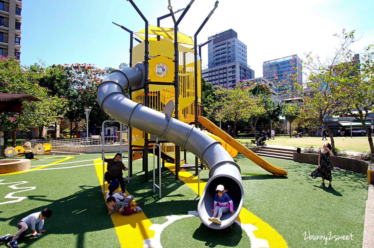 台北特色公園》建成公園 共融兒童遊戲場～超吸睛打鐵主題兩層樓造型溜滑梯、盪鞦韆、搖搖車、旋轉盤、滾輪滑梯～捷運中山站免費親子景點推薦｜捷運淡水信義線｜捷運松山南京線 @兔兒毛毛姊妹花