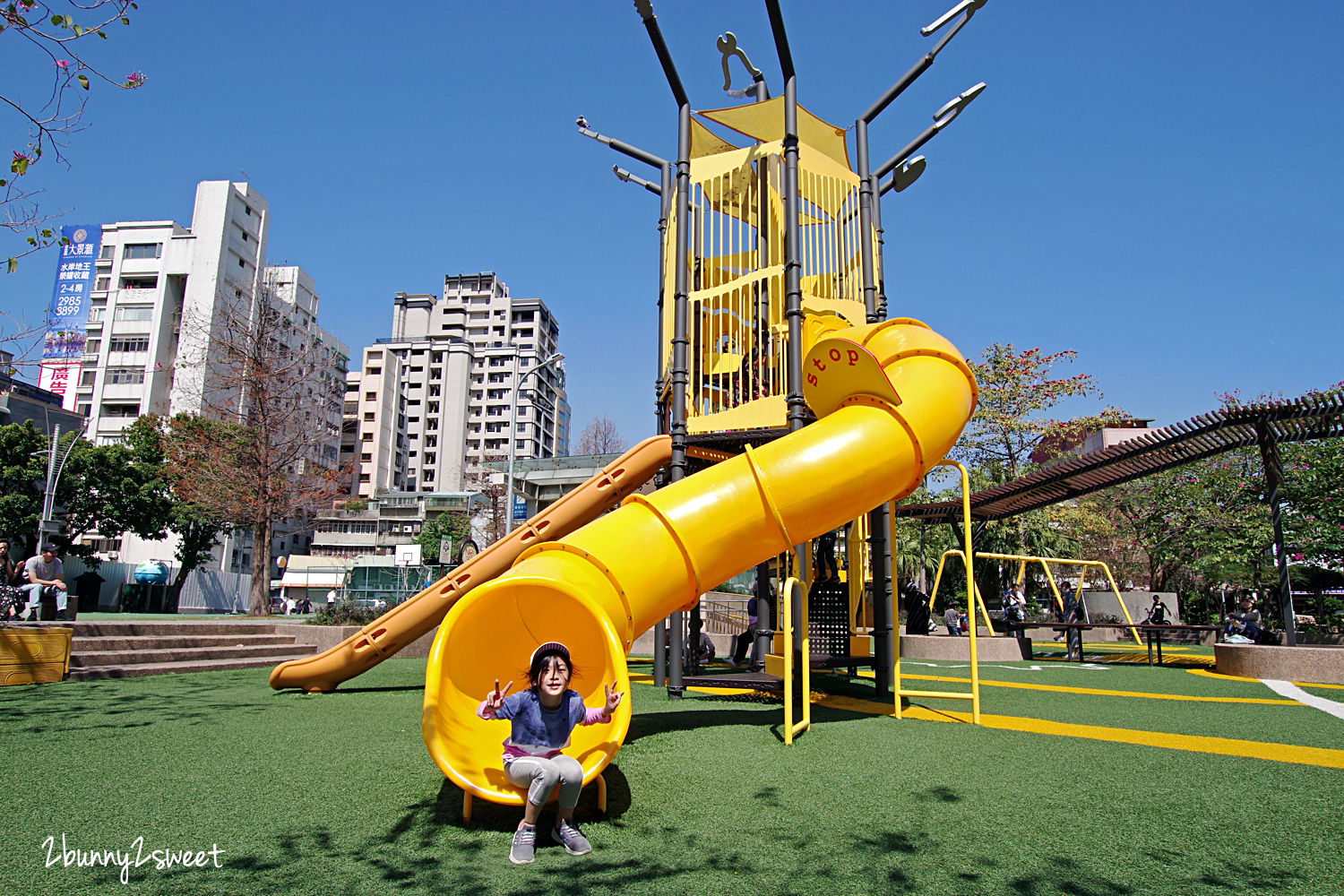 台北特色公園》建成公園 共融兒童遊戲場～超吸睛打鐵主題兩層樓造型溜滑梯、盪鞦韆、搖搖車、旋轉盤、滾輪滑梯～捷運中山站免費親子景點推薦｜捷運淡水信義線｜捷運松山南京線 @兔兒毛毛姊妹花