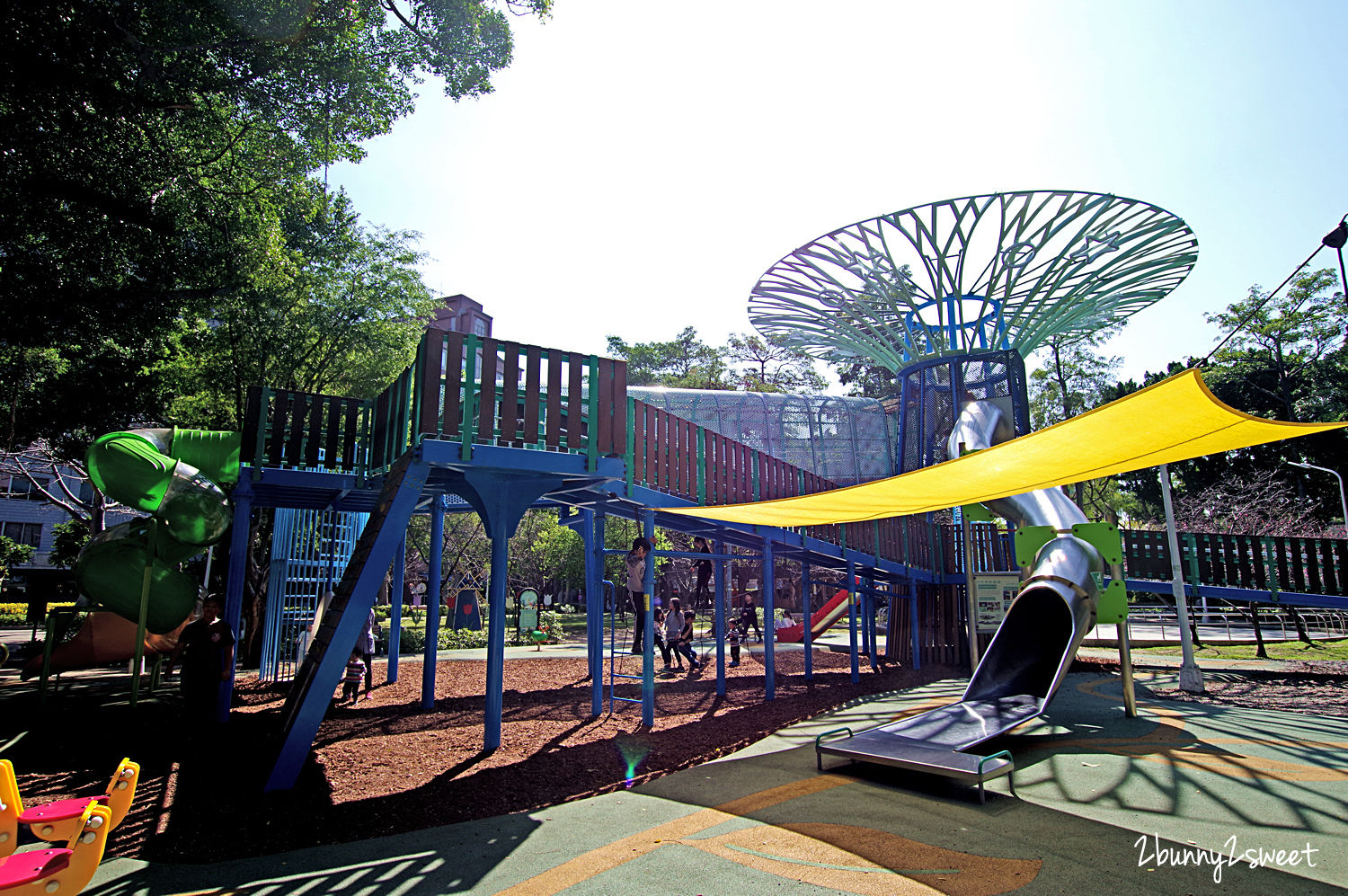 台北特色公園》前港公園 天空樹遊戲場～吸睛又好玩的大樹地景遊樂組，攀爬設施、三座滑梯、鞦韆、沙坑～捷運劍潭站免費親子景點推薦｜捷運淡水信義線 @兔兒毛毛姊妹花