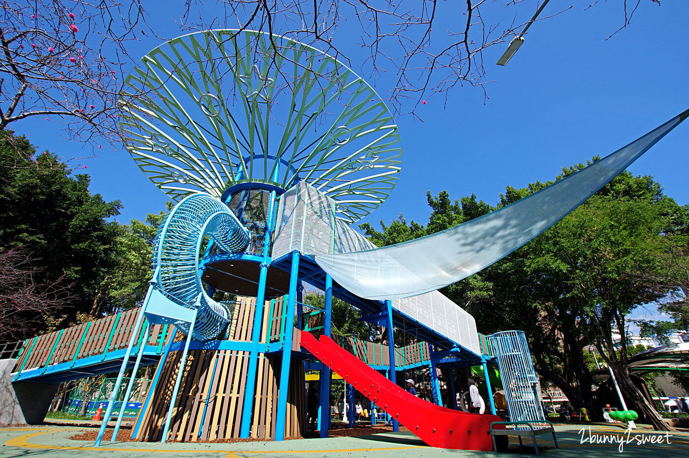 台北特色公園》前港公園 天空樹遊戲場～吸睛又好玩的大樹地景遊樂組，攀爬設施、三座滑梯、鞦韆、沙坑～捷運劍潭站免費親子景點推薦｜捷運淡水信義線 @兔兒毛毛姊妹花