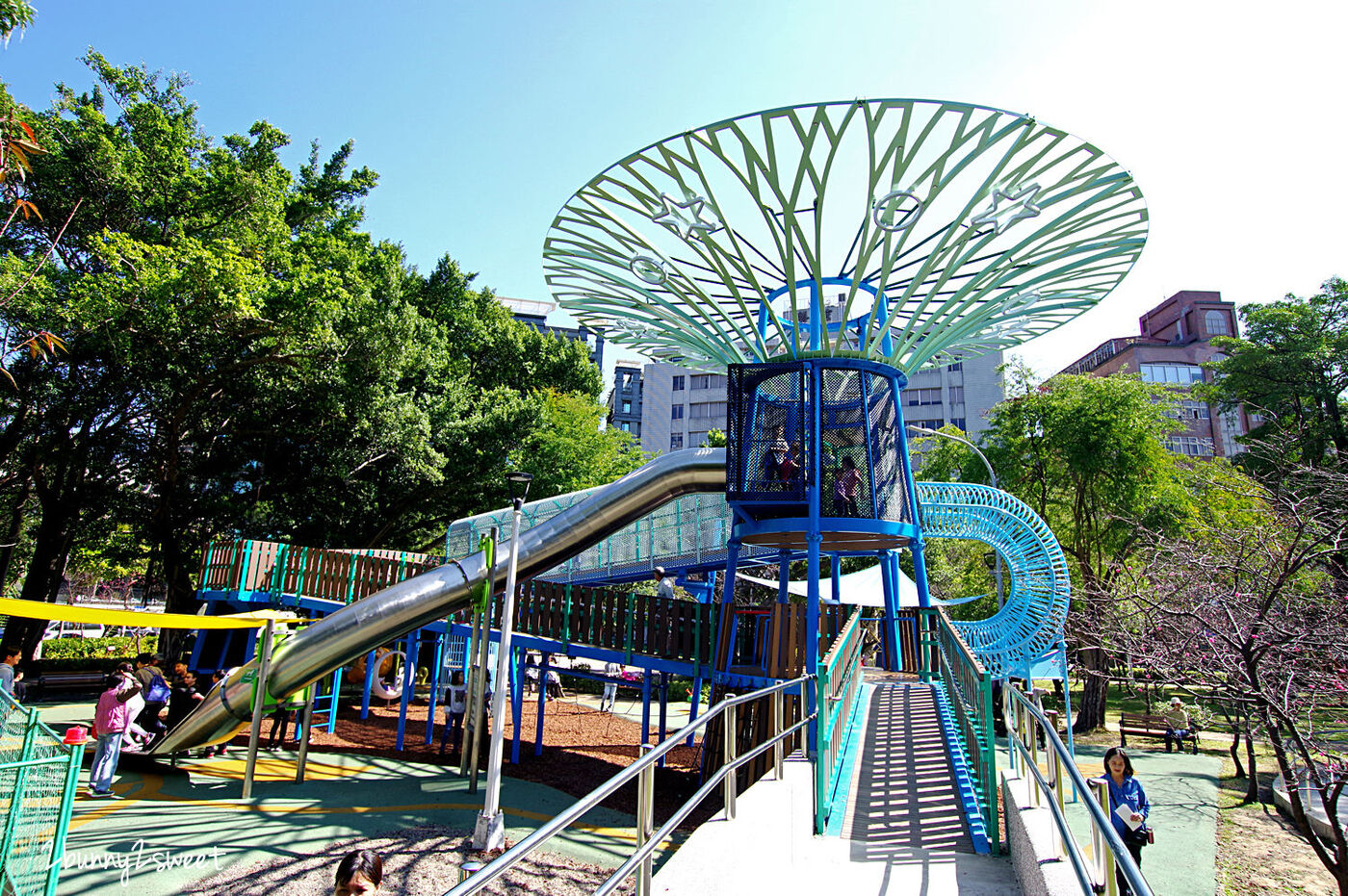 台北特色公園》前港公園 天空樹遊戲場～吸睛又好玩的大樹地景遊樂組，攀爬設施、三座滑梯、鞦韆、沙坑～捷運劍潭站免費親子景點推薦｜捷運淡水信義線 @兔兒毛毛姊妹花