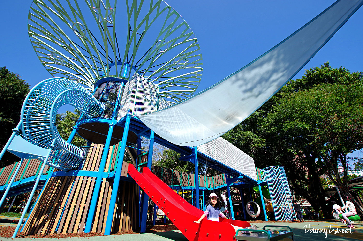 台北特色公園》前港公園 天空樹遊戲場～吸睛又好玩的大樹地景遊樂組，攀爬設施、三座滑梯、鞦韆、沙坑～捷運劍潭站免費親子景點推薦｜捷運淡水信義線 @兔兒毛毛姊妹花