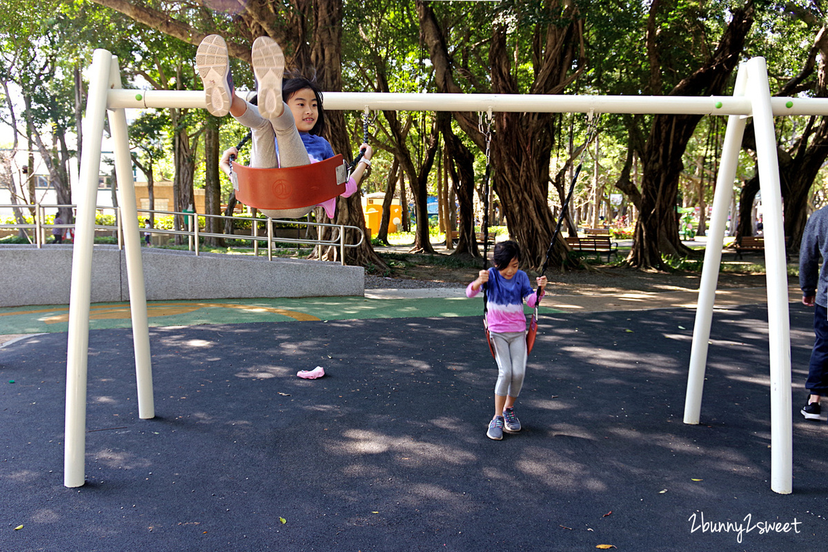 台北特色公園》前港公園 天空樹遊戲場～吸睛又好玩的大樹地景遊樂組，攀爬設施、三座滑梯、鞦韆、沙坑～捷運劍潭站免費親子景點推薦｜捷運淡水信義線 @兔兒毛毛姊妹花