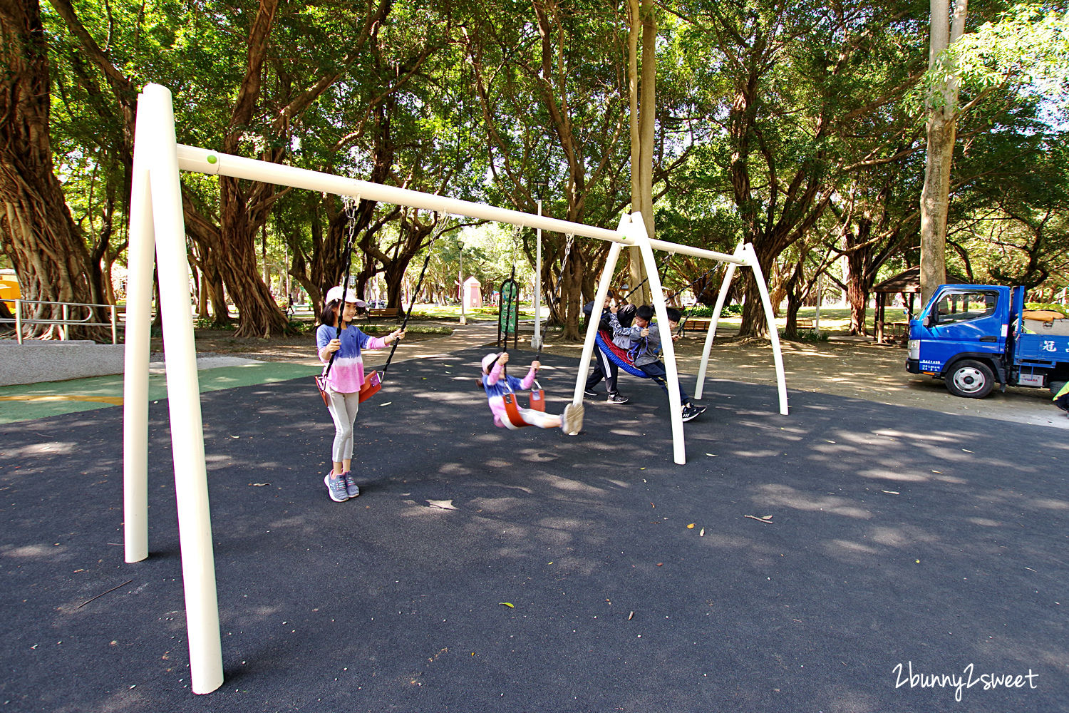 台北特色公園》前港公園 天空樹遊戲場～吸睛又好玩的大樹地景遊樂組，攀爬設施、三座滑梯、鞦韆、沙坑～捷運劍潭站免費親子景點推薦｜捷運淡水信義線 @兔兒毛毛姊妹花