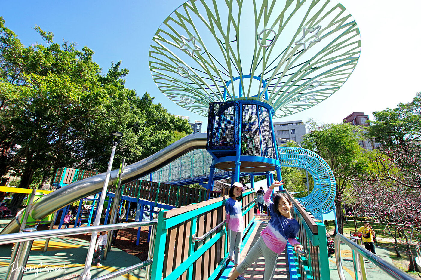 台北特色公園》前港公園 天空樹遊戲場～吸睛又好玩的大樹地景遊樂組，攀爬設施、三座滑梯、鞦韆、沙坑～捷運劍潭站免費親子景點推薦｜捷運淡水信義線 @兔兒毛毛姊妹花