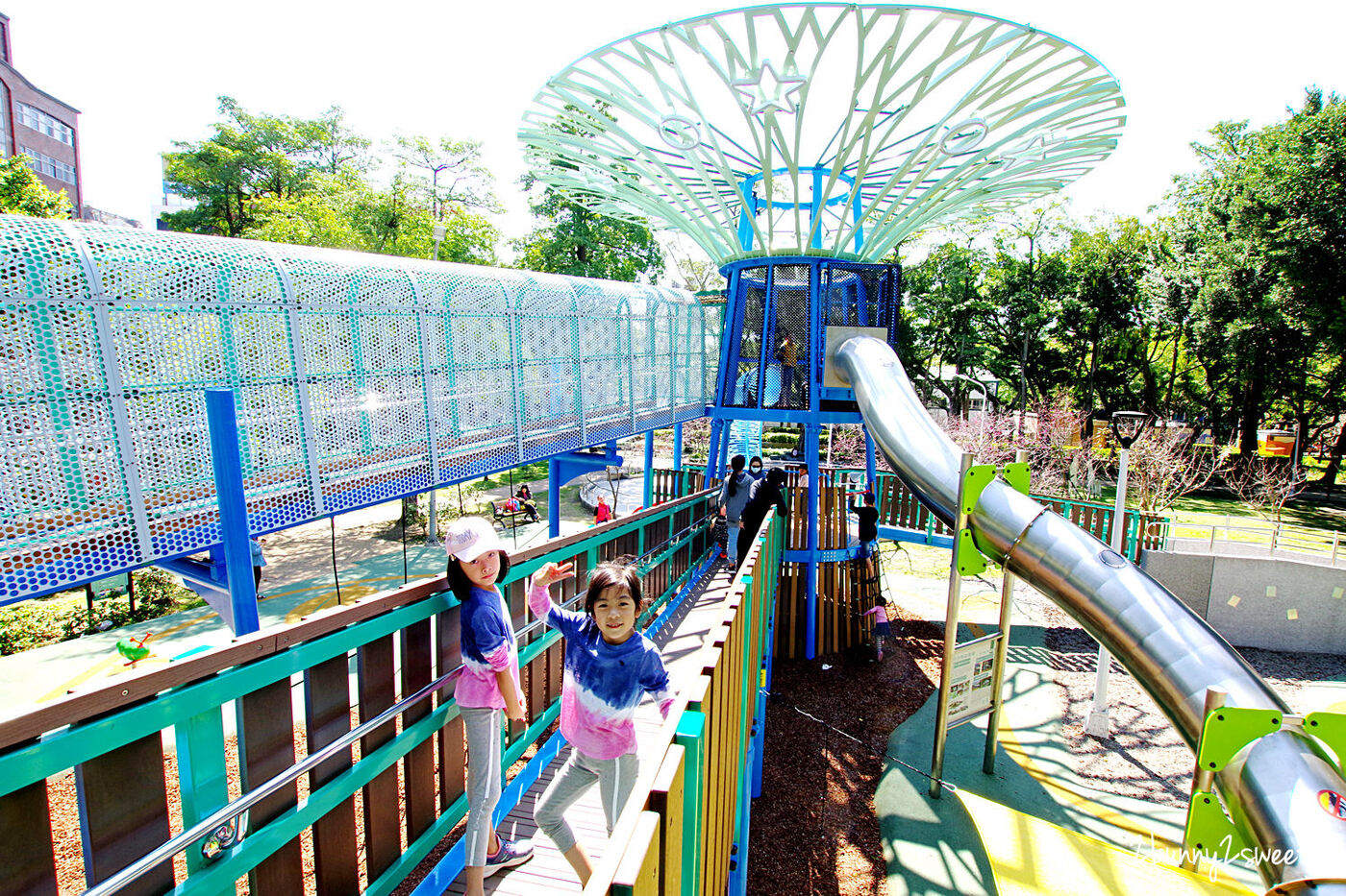 台北特色公園》前港公園 天空樹遊戲場～吸睛又好玩的大樹地景遊樂組，攀爬設施、三座滑梯、鞦韆、沙坑～捷運劍潭站免費親子景點推薦｜捷運淡水信義線 @兔兒毛毛姊妹花