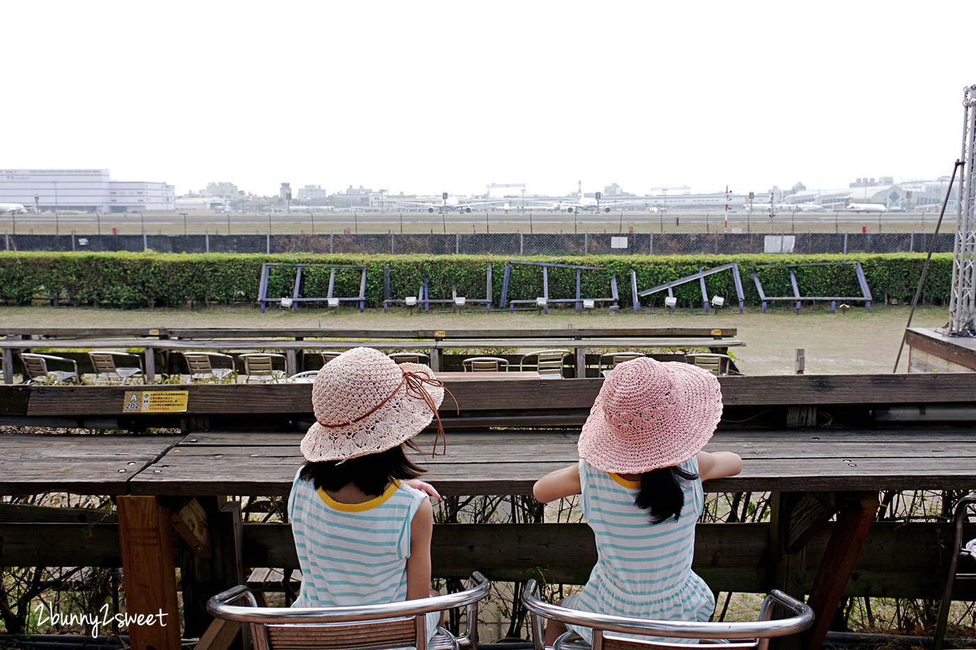 高雄小港親子景點》 淨園休閒農場｜淨園機場咖啡 大升級!! 超狂機場景觀咖啡廳不只可以邊用餐邊看飛機，還能看獅子、餵動物，新增長頸鹿超大沙坑、嘟嘟遊園小火車、草地帳篷野餐區｜高雄戶外景點推薦｜小港機場 @兔兒毛毛姊妹花