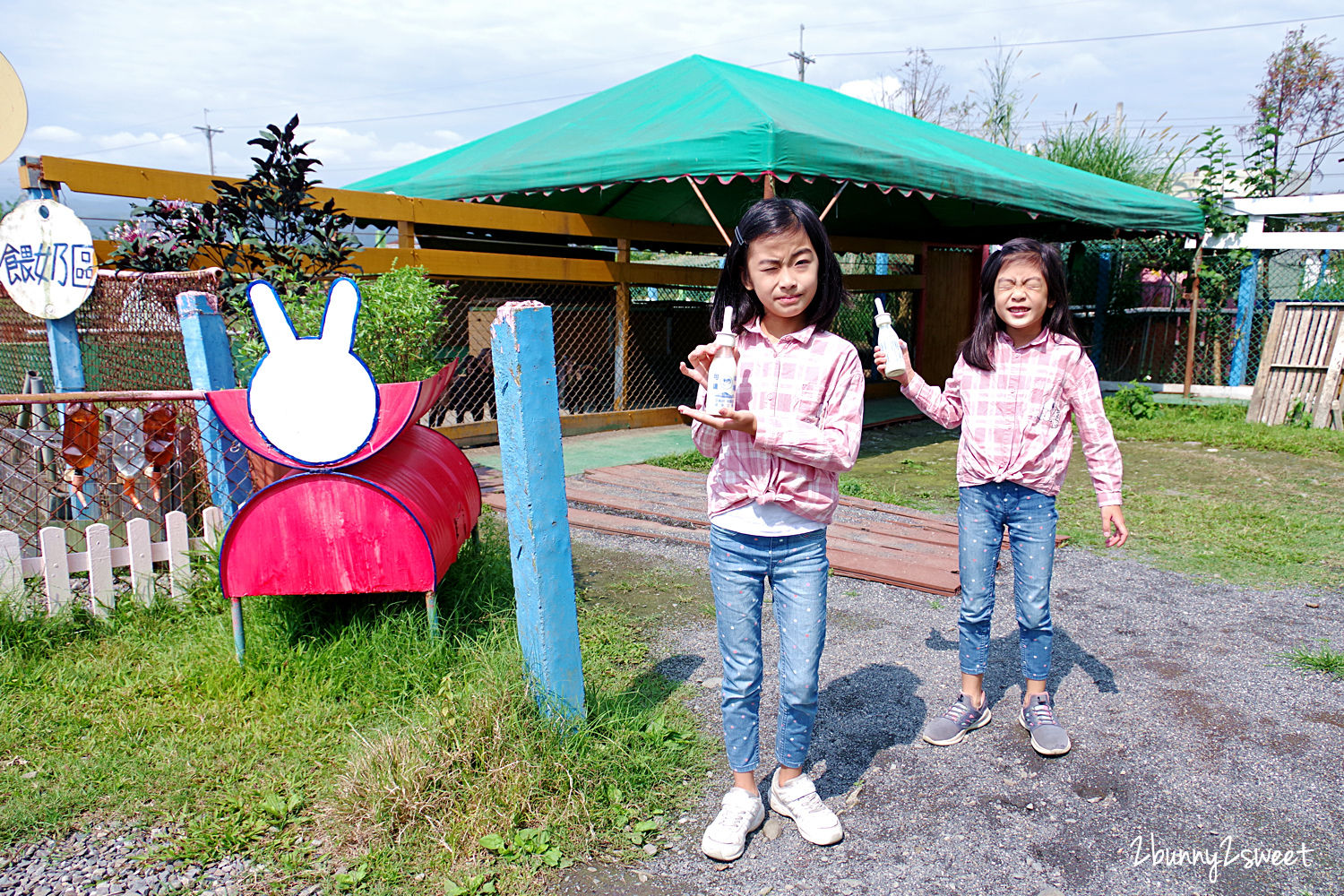 宜蘭員山親子景點》可達休閒羊場～免門票 超便宜餵動物農場～100 元可以餵羊喝奶吃草、餵雞、餵鴨、餵鵝、餵兔子、餵自己，還有羊奶冰淇淋 DIY｜宜蘭免費景點 @兔兒毛毛姊妹花