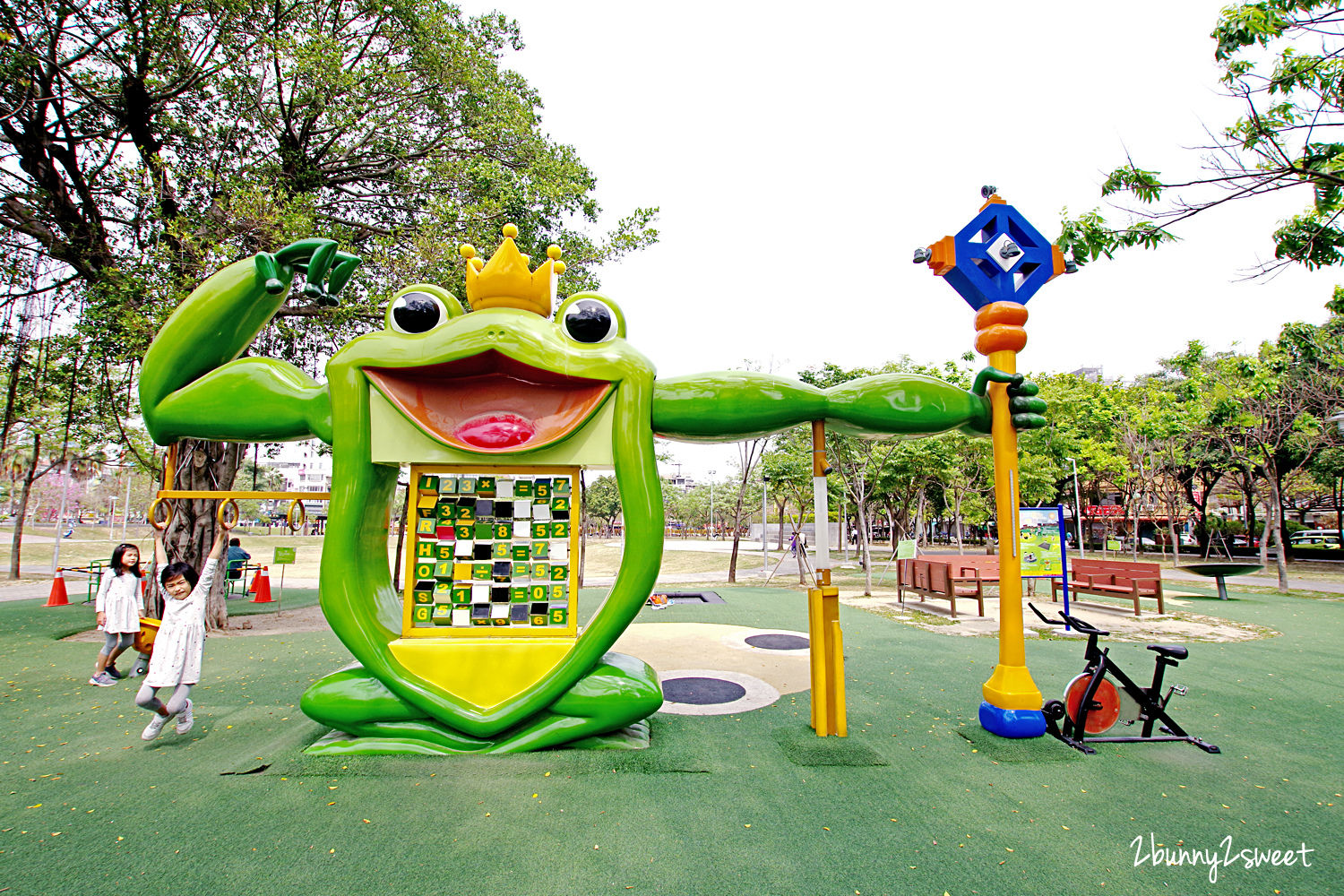 嘉義特色公園》嘉義文化公園 諸羅樹蛙共融遊樂場～超大沙坑、三種滑梯、鳥巢鞦韆、超多嗨翻天旋轉設施～嘉義免費遛小孩戶外景點 @兔兒毛毛姊妹花