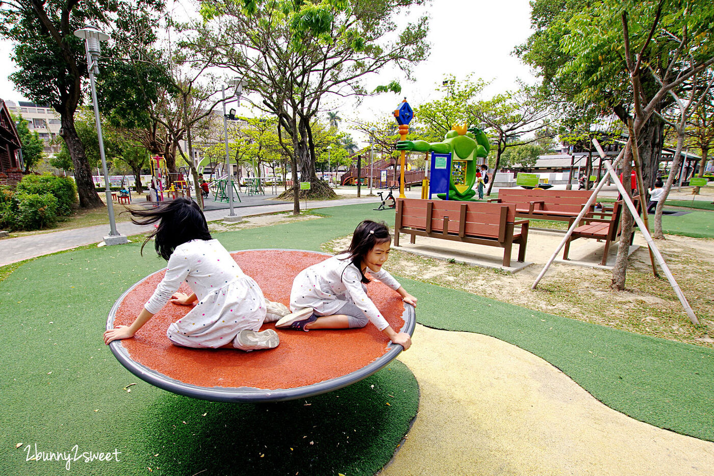 嘉義特色公園》嘉義文化公園 諸羅樹蛙共融遊樂場～超大沙坑、三種滑梯、鳥巢鞦韆、超多嗨翻天旋轉設施～嘉義免費遛小孩戶外景點 @兔兒毛毛姊妹花