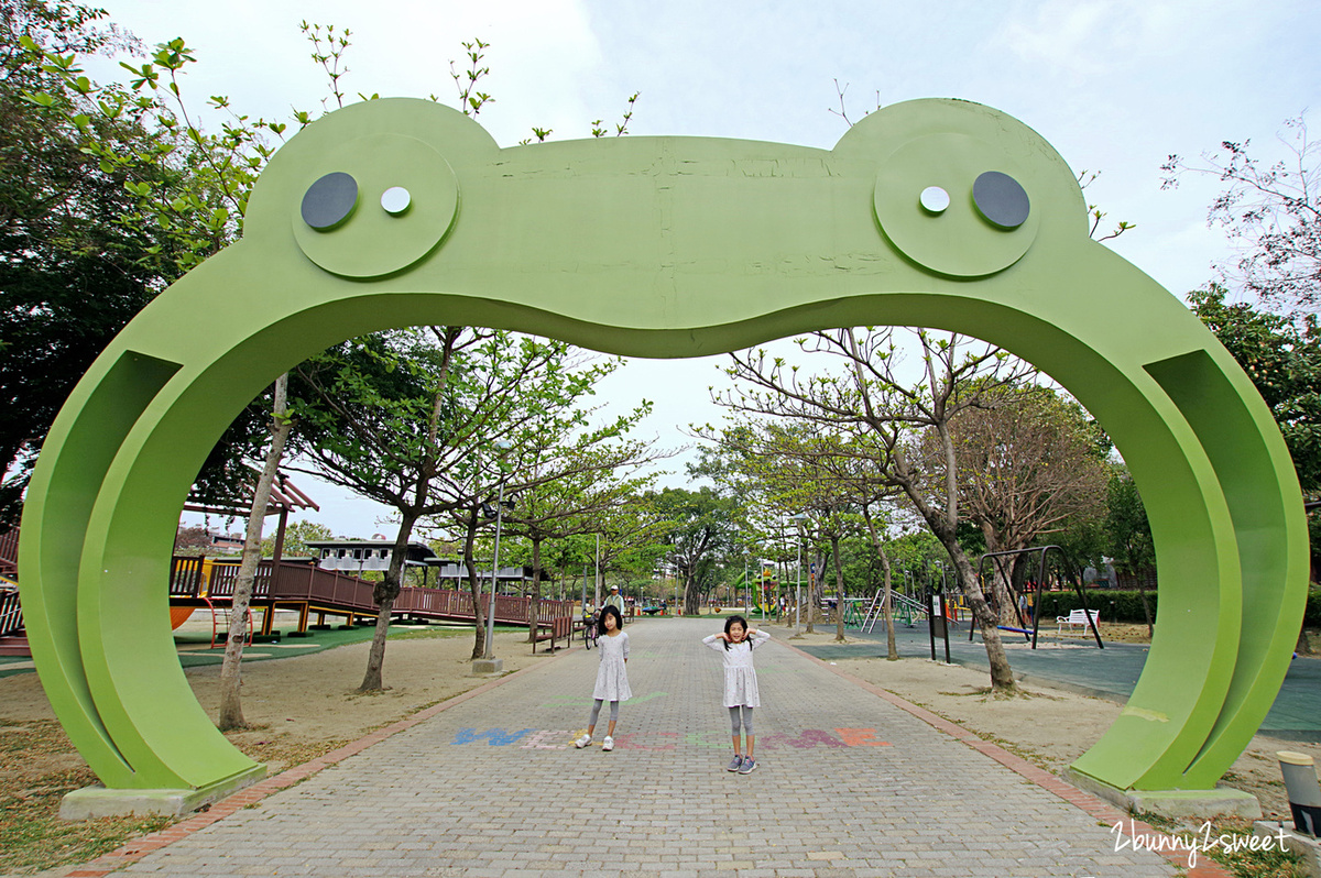 嘉義特色公園》嘉義文化公園 諸羅樹蛙共融遊樂場～超大沙坑、三種滑梯、鳥巢鞦韆、超多嗨翻天旋轉設施～嘉義免費遛小孩戶外景點 @兔兒毛毛姊妹花