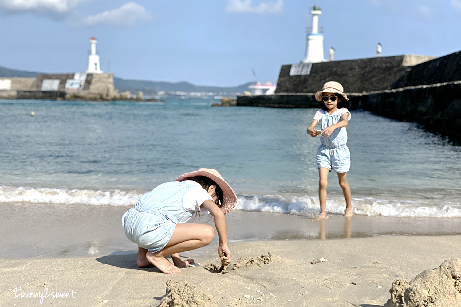 屏東墾丁親子景點》墾丁秘境海灘 星砂灣～療癒漸層色海水 x 燈塔堤防美拍風景 x 幽靜戲沙玩水聖地｜墾丁必訪 IG 景點｜墾丁星砂灣怎麼去？停車資訊 @兔兒毛毛姊妹花