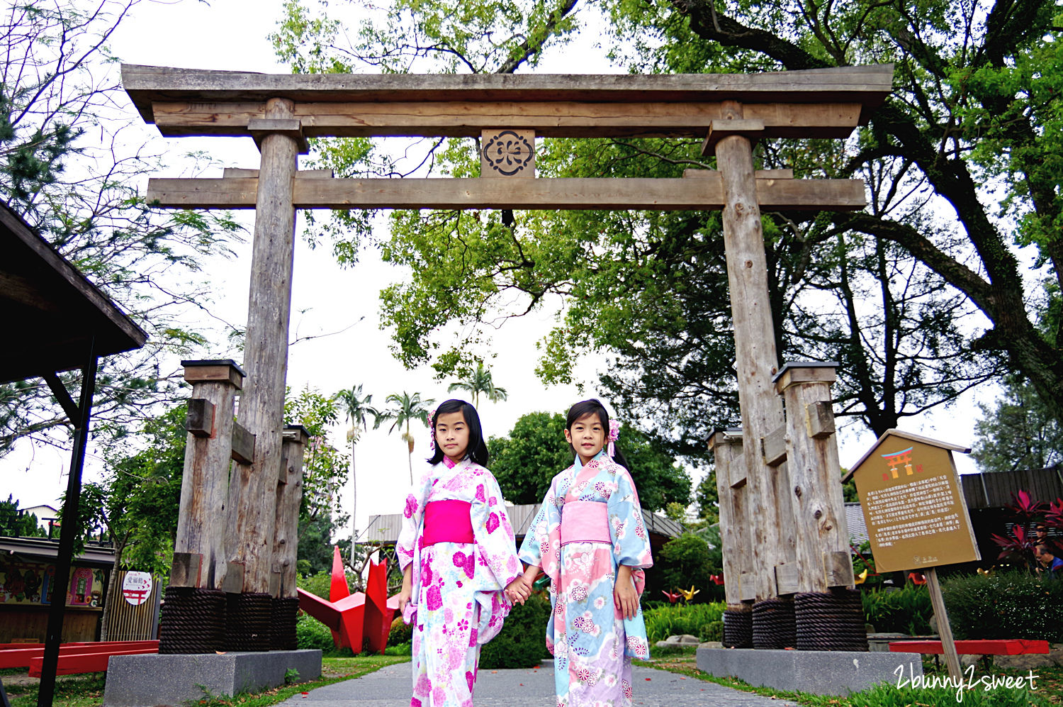 南投埔里親子景點》鳥居 Torii 喫茶食堂～免費日式庭園，鳥居、超大千紙鶴好好拍，還能租浴衣、用餐 @兔兒毛毛姊妹花