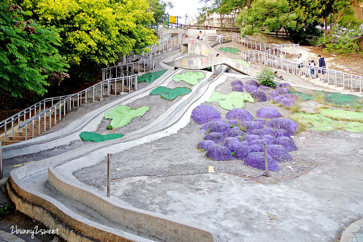 彰化員林一日遊》異國風拍照場景 x 繽紛浪漫蜀葵花迷宮 x 馬卡龍貨櫃屋餐廳 x 恐龍森林遊樂園 x 超長石頭溜滑梯～網美、情侶、親子、家庭，彰化員林老少咸宜的一日遊行程推薦 @兔兒毛毛姊妹花