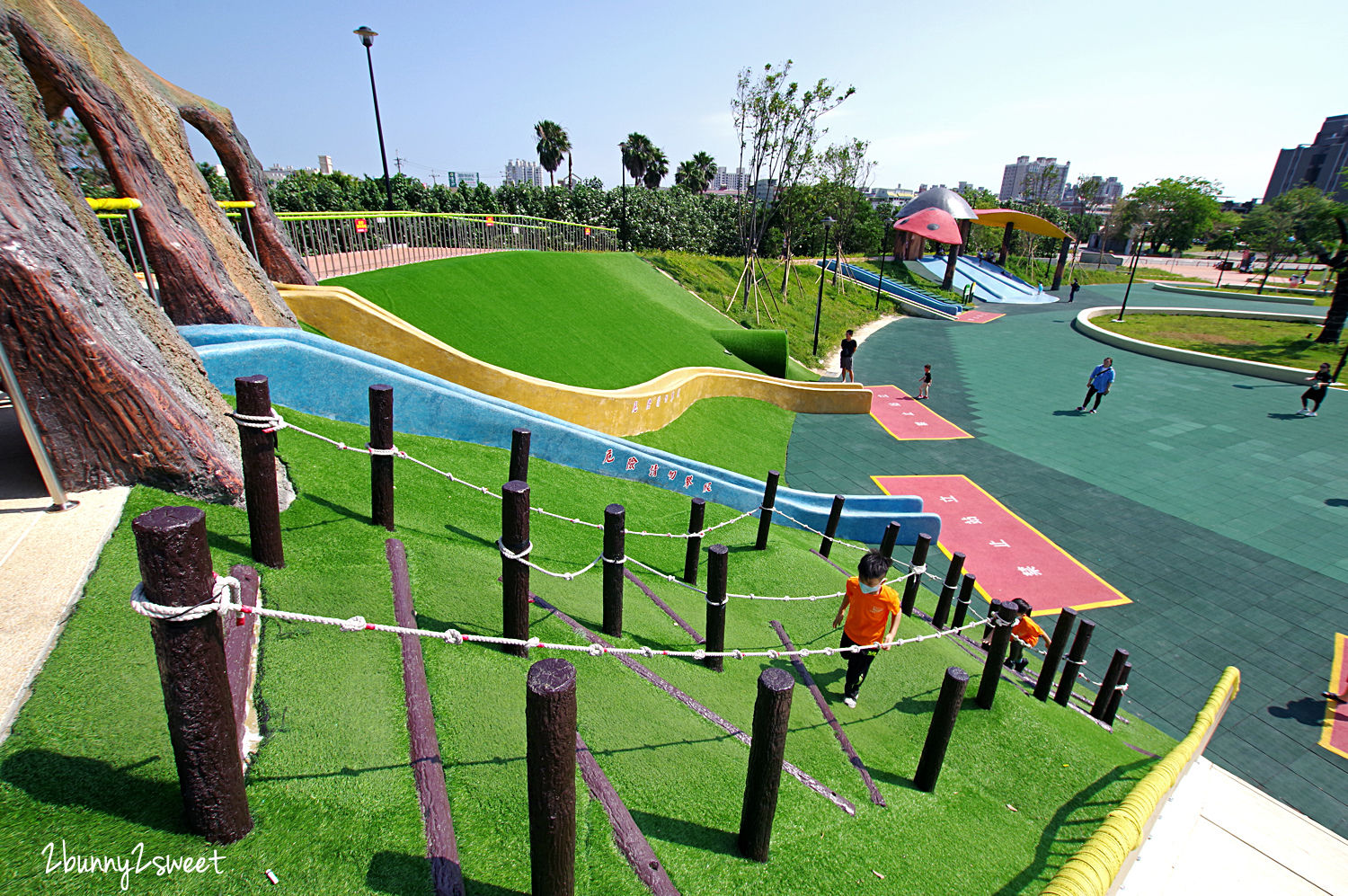 苗栗親子景點》獅山親子公園｜獅山多功能運動公園 特色遊戲場～媲美瀧野鈴蘭丘陵公園的火炎山地景溜滑梯，還有攀爬網、旋轉椅、大沙坑、盪鞦韆、戲水池 @兔兒毛毛姊妹花