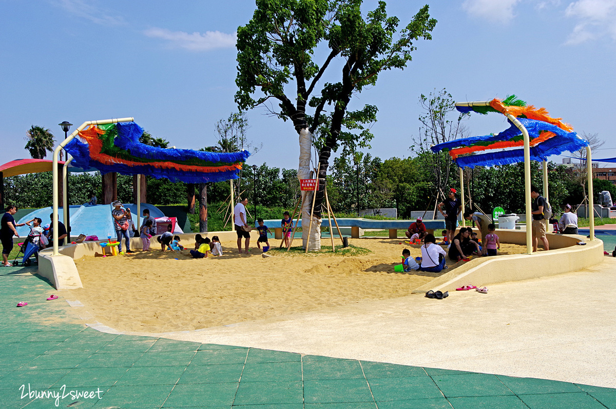 苗栗親子景點》獅山親子公園｜獅山多功能運動公園 特色遊戲場～媲美瀧野鈴蘭丘陵公園的火炎山地景溜滑梯，還有攀爬網、旋轉椅、大沙坑、盪鞦韆、戲水池 @兔兒毛毛姊妹花