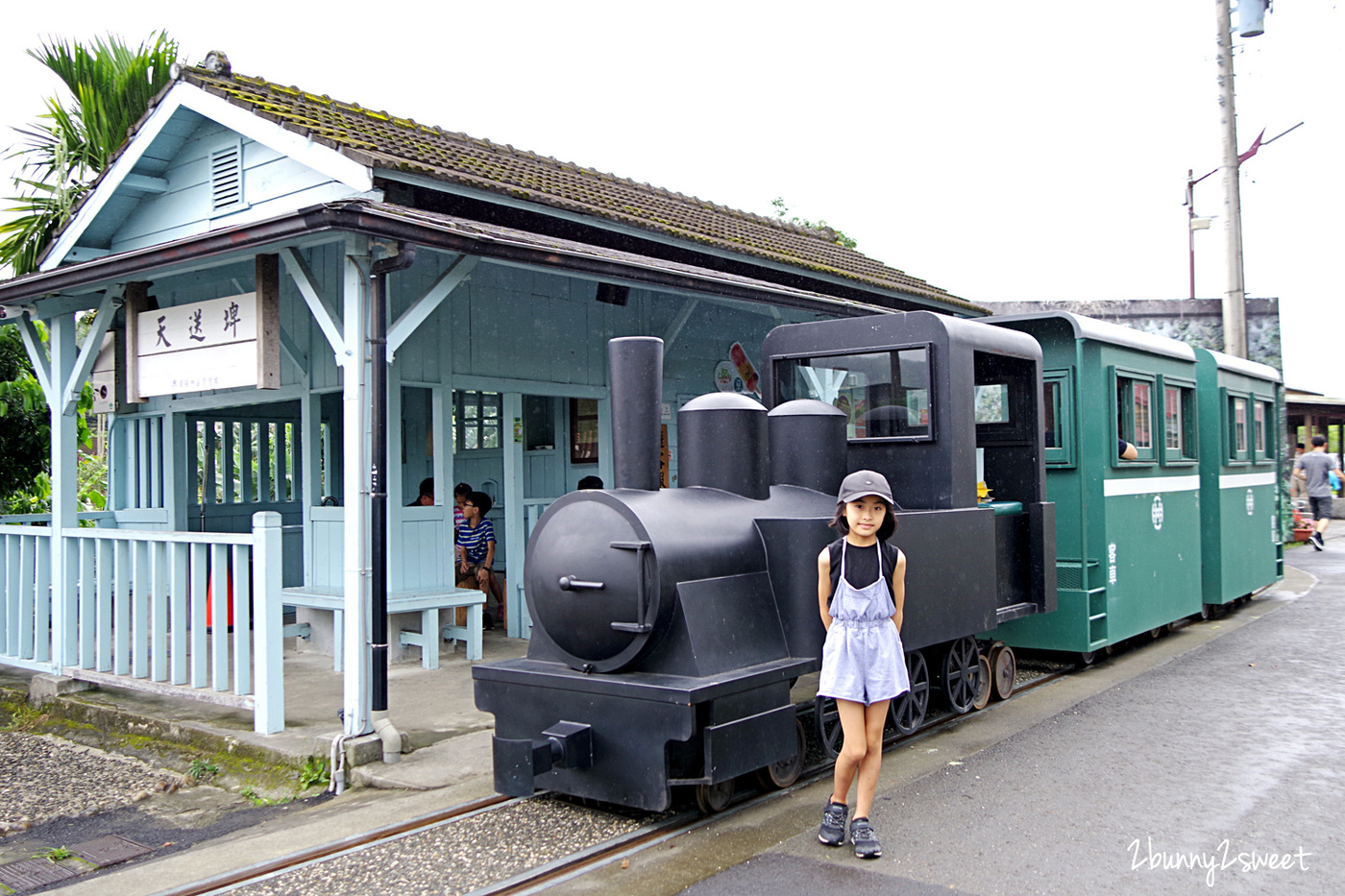 宜蘭三星親子景點》天送埤車站｜天送埤鐵道園區~來去天藍色懷舊木造車站 搭乘復刻版林鐵小火車～宜蘭三星免費景點｜宜蘭三星一日遊｜天送埤小火車時間、票價 @兔兒毛毛姊妹花