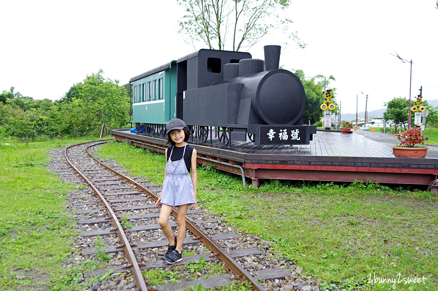 宜蘭三星親子景點》天送埤車站｜天送埤鐵道園區~來去天藍色懷舊木造車站 搭乘復刻版林鐵小火車～宜蘭三星免費景點｜宜蘭三星一日遊｜天送埤小火車時間、票價 @兔兒毛毛姊妹花