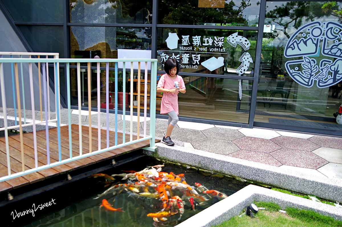 新竹親子餐廳》卡菲努努明星店 Cafe NuNu～有大草坪、餵魚魚池、沙坑遊戲區、彩虹小屋梅花鹿的親子景觀餐廳｜寵物友善餐廳｜新竹竹東美食 @兔兒毛毛姊妹花