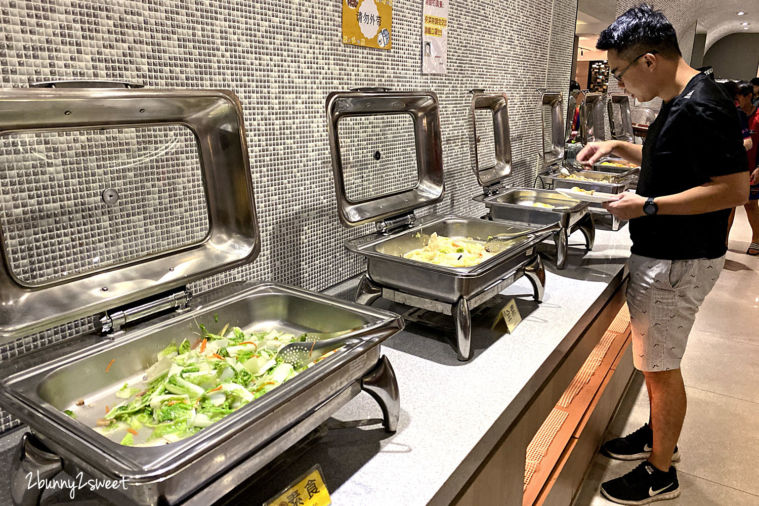 台中北區親子飯店》永悅行旅～大廳兒童遊戲區 x 寬敞舒適附浴缸家庭房～台中北區平價高 C/P 值住宿推薦 @兔兒毛毛姊妹花