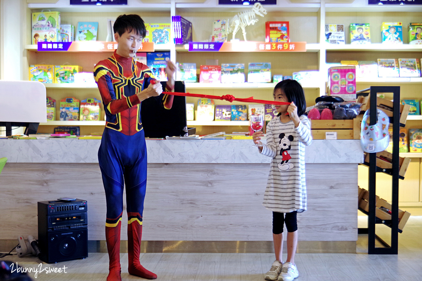 咱們小時ㄏㄡˋ親子餐廳｜台中親子餐廳嗨翻天星際樂園遊戲區，還有魔術表演、抓周慶生包廂 @兔兒毛毛姊妹花