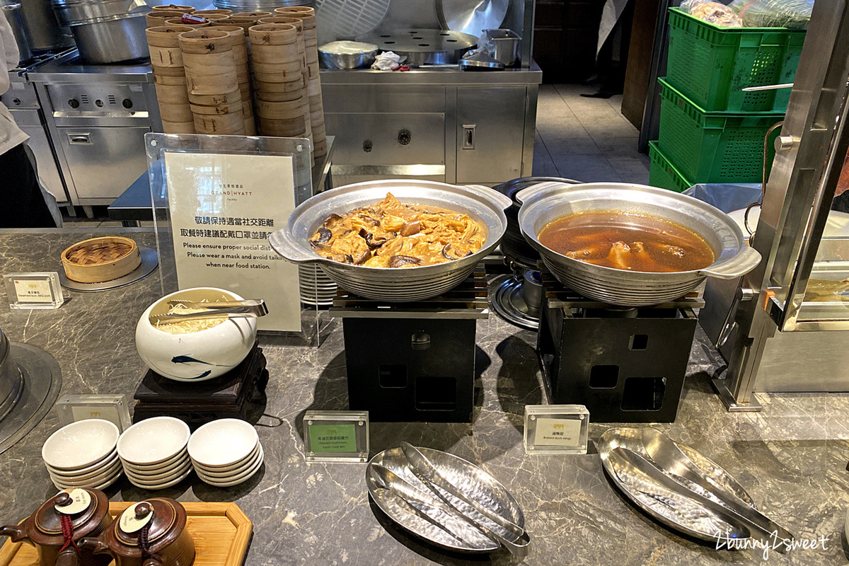 台北信義美食推薦》Café 凱菲屋｜台北君悅酒店 Grand Hyatt Taipei 自助百匯～台北吃到飽餐廳票選冠軍，海鮮、日料、爐烤肋眼牛盤、現作湯包&#8230;160 道多國料理菜色超澎湃，還有進口氣泡水喝到飽!!｜捷運板南線美食｜捷運台北101/世貿站餐廳 @兔兒毛毛姊妹花