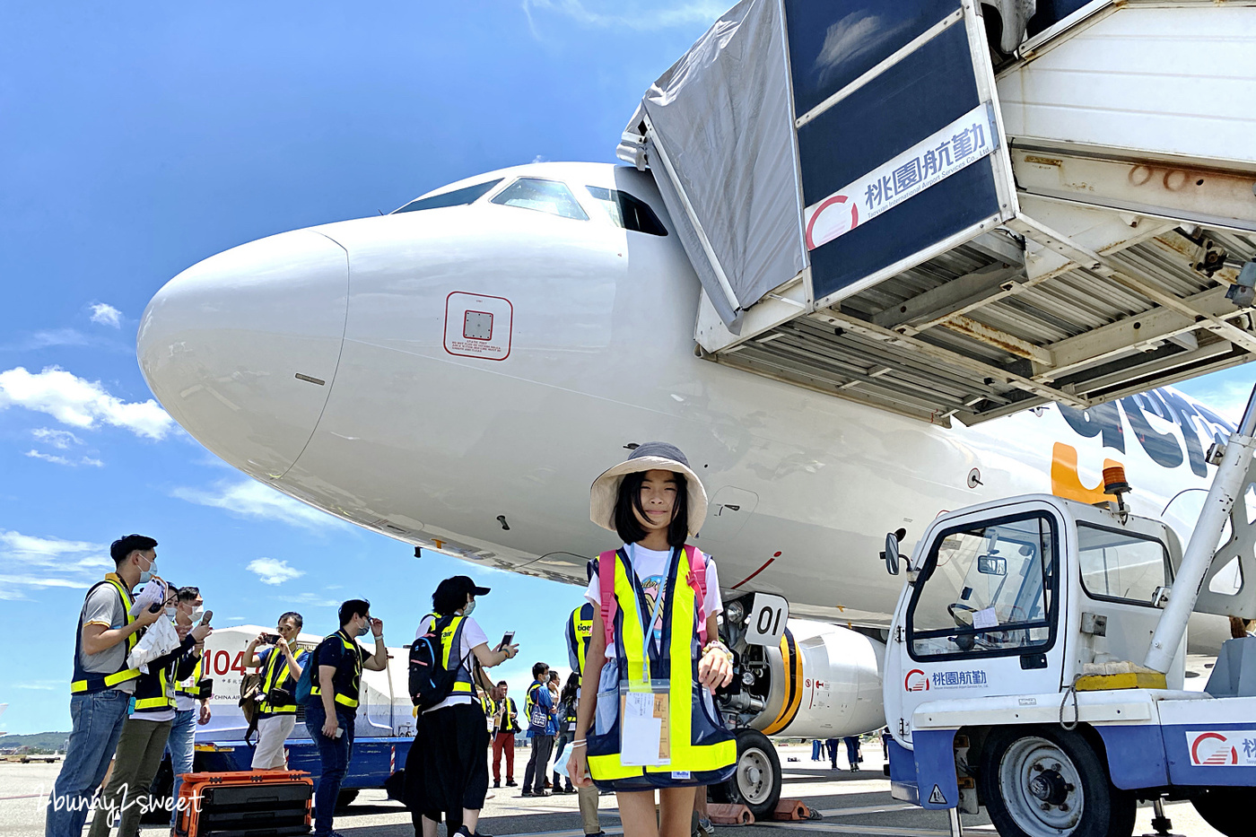 桃園親子活動》KKday x 台灣虎航 2020 航空夏令營～一日機場地勤、空服員體驗 x 近距離認識飛機 x 在飛機跑道上來場機場巡禮～超難得的航空體驗營 @兔兒毛毛姊妹花