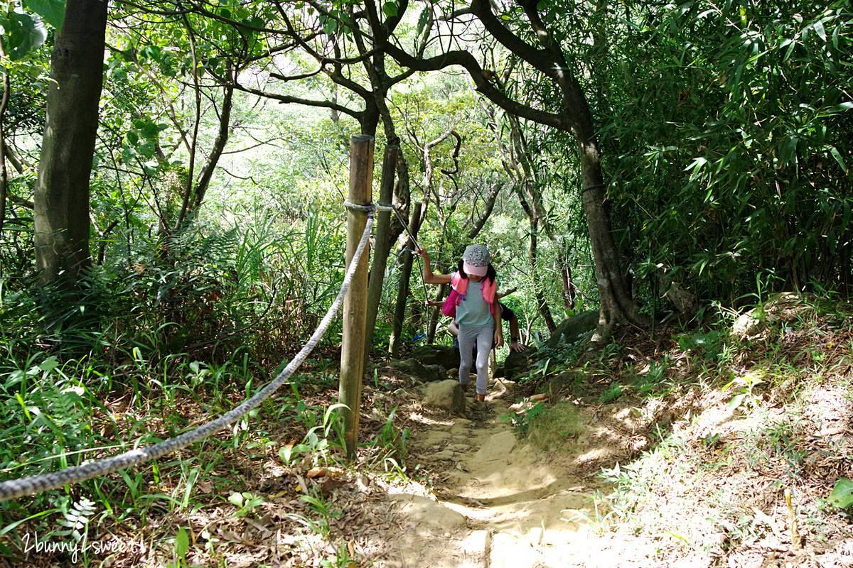 新北鶯歌一日遊》新北微笑山線。親子玩山趣｜鶯歌親子登山步道路線推薦～鶯歌石步道、孫龍步道，順遊鶯歌陶瓷老街、鶯歌陶瓷博物館、古鐘樓公園 @兔兒毛毛姊妹花