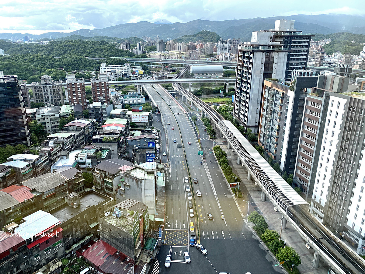 台北住宿推薦》南港老爺行旅 The Place Taipei～交通和生活機能超級棒，客房吸睛時尚有無敵採光和景觀，一房一廳行旅套房適合親子入住 @兔兒毛毛姊妹花