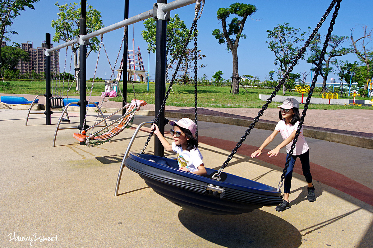 新北親子景點》八里商港公園～超可愛鯨魚地景溜滑梯、攀岩場、盪鞦韆、搖搖椅～無障礙共融遊戲場適合小小孩｜八里一日遊景點 @兔兒毛毛姊妹花