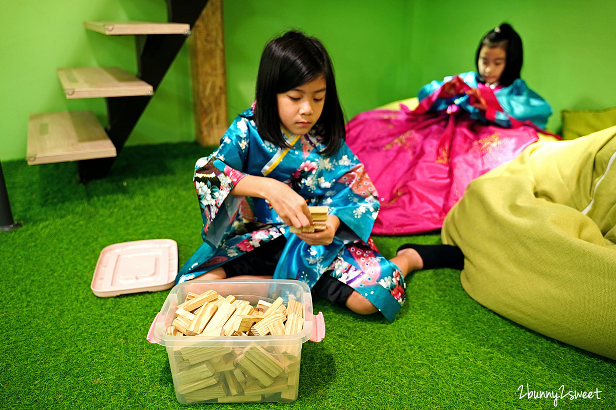 台中親子飯店》葉綠宿旅館 Green Hotel～走路到逢甲夜市、附玩具的親子主題房、美美 13 米天井植栽牆、療癒陪睡小盆栽～台中西屯高 C/P 值住宿推薦 @兔兒毛毛姊妹花