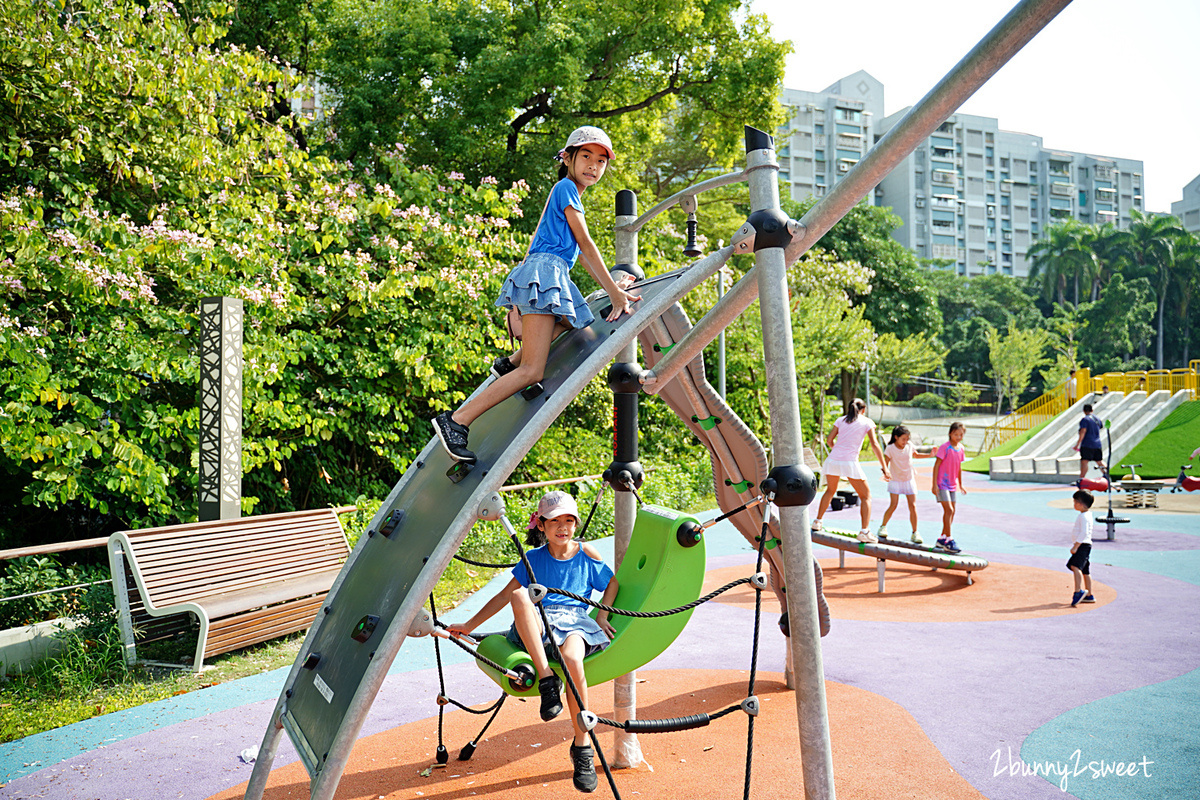 台南特色公園【竹溪水岸園區遊戲場】台南體運公園兒童遊樂場～超特別遊具，還有超美生態湖 @兔兒毛毛姊妹花