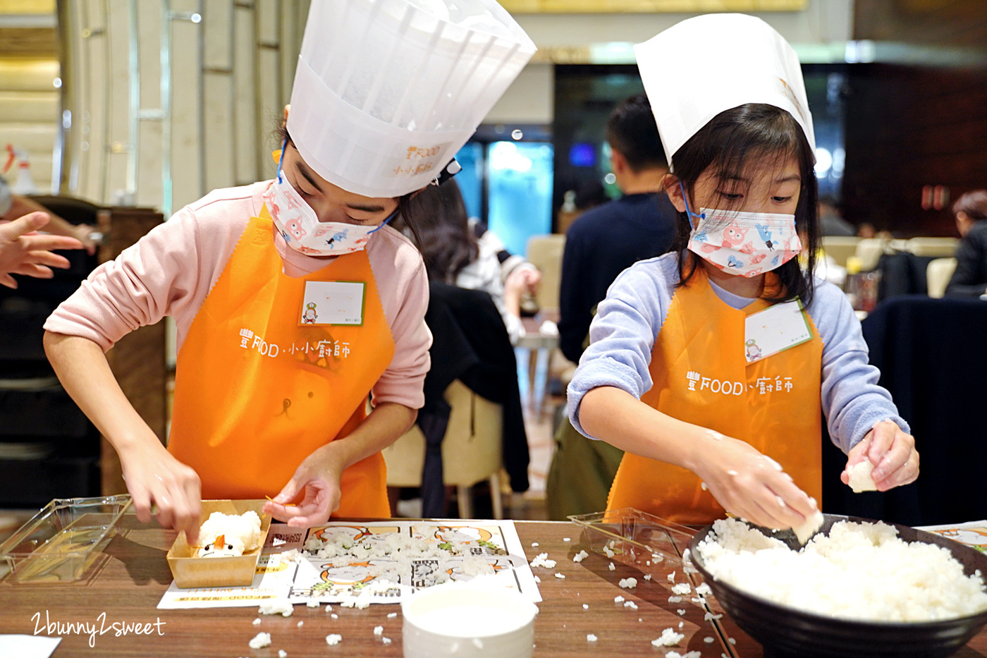 台北吃到飽》豐 FOOD 海陸百匯吃到飽 x 小小廚師體驗營～爸媽享用豐盛海陸料理、異國美食、啤酒和氣泡水無限暢飲，小孩有專人帶領玩料理 DIY～大人小孩都開心｜大直親子手作 @兔兒毛毛姊妹花