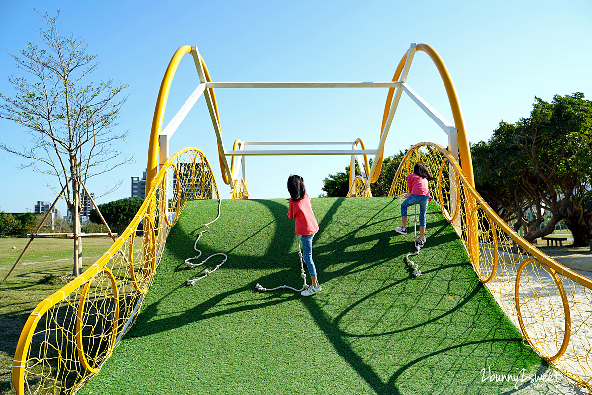 新竹特色公園》樹林頭公園 免費特色遊戲場～風兒滾滾來巨大攀爬草皮溜滑梯，還有竹編迷宮、盪鞦韆、大沙坑，超大草地可以跑跳很放電 @兔兒毛毛姊妹花